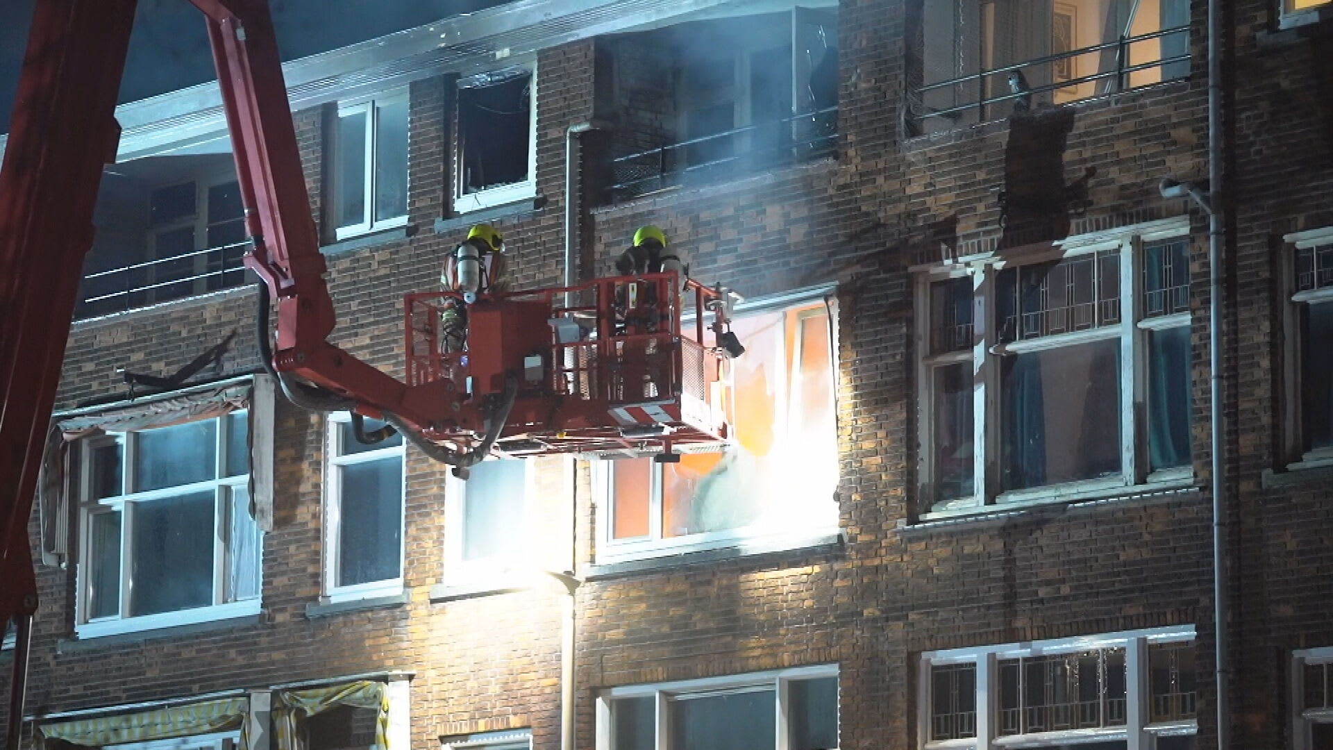 Man steekt eigen woning in brand, meerdere huizen ontruimd