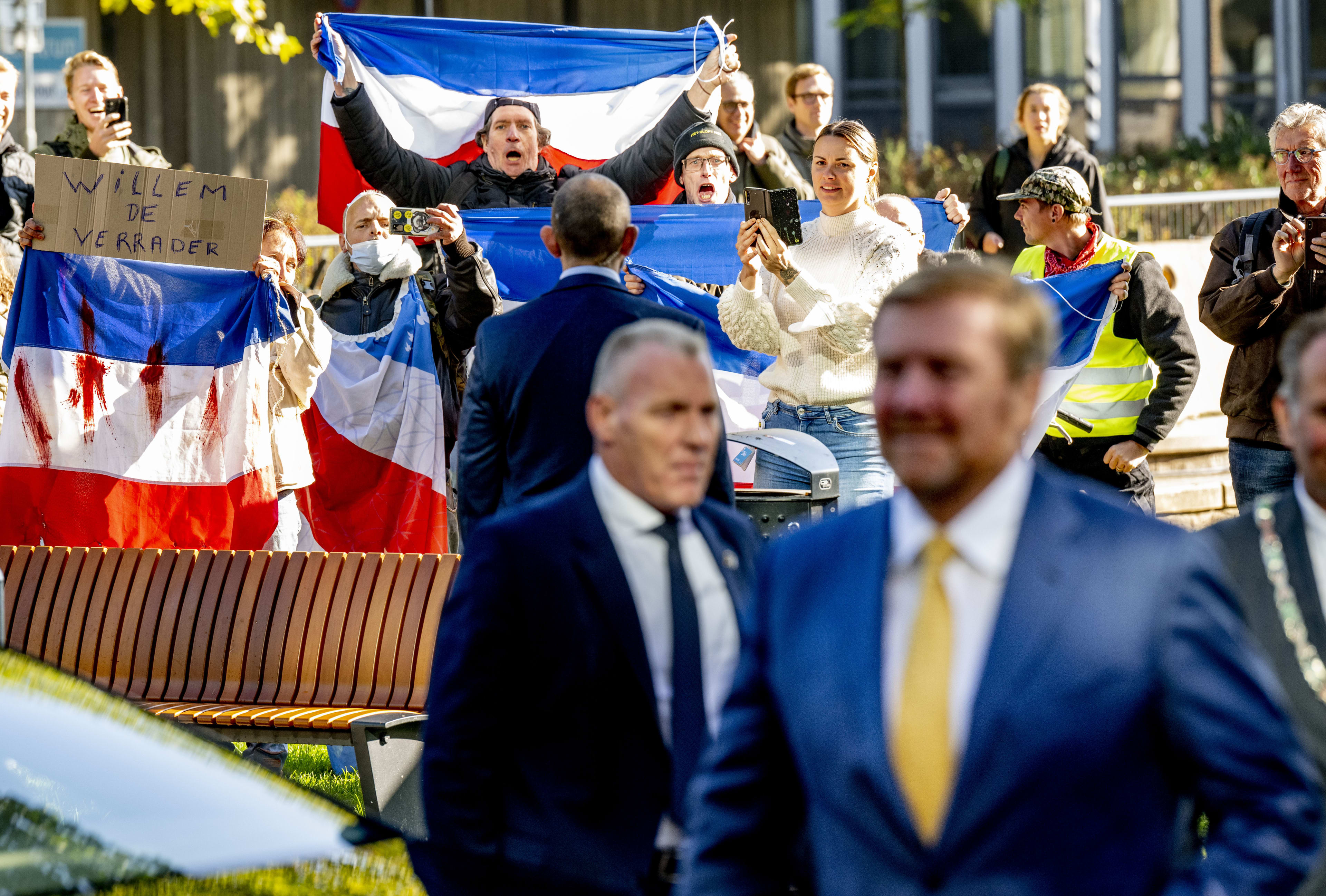 VIDEO: Koning Willem-Alexander uitgejouwd in Nijmegen: 'Schaam je kapot!'