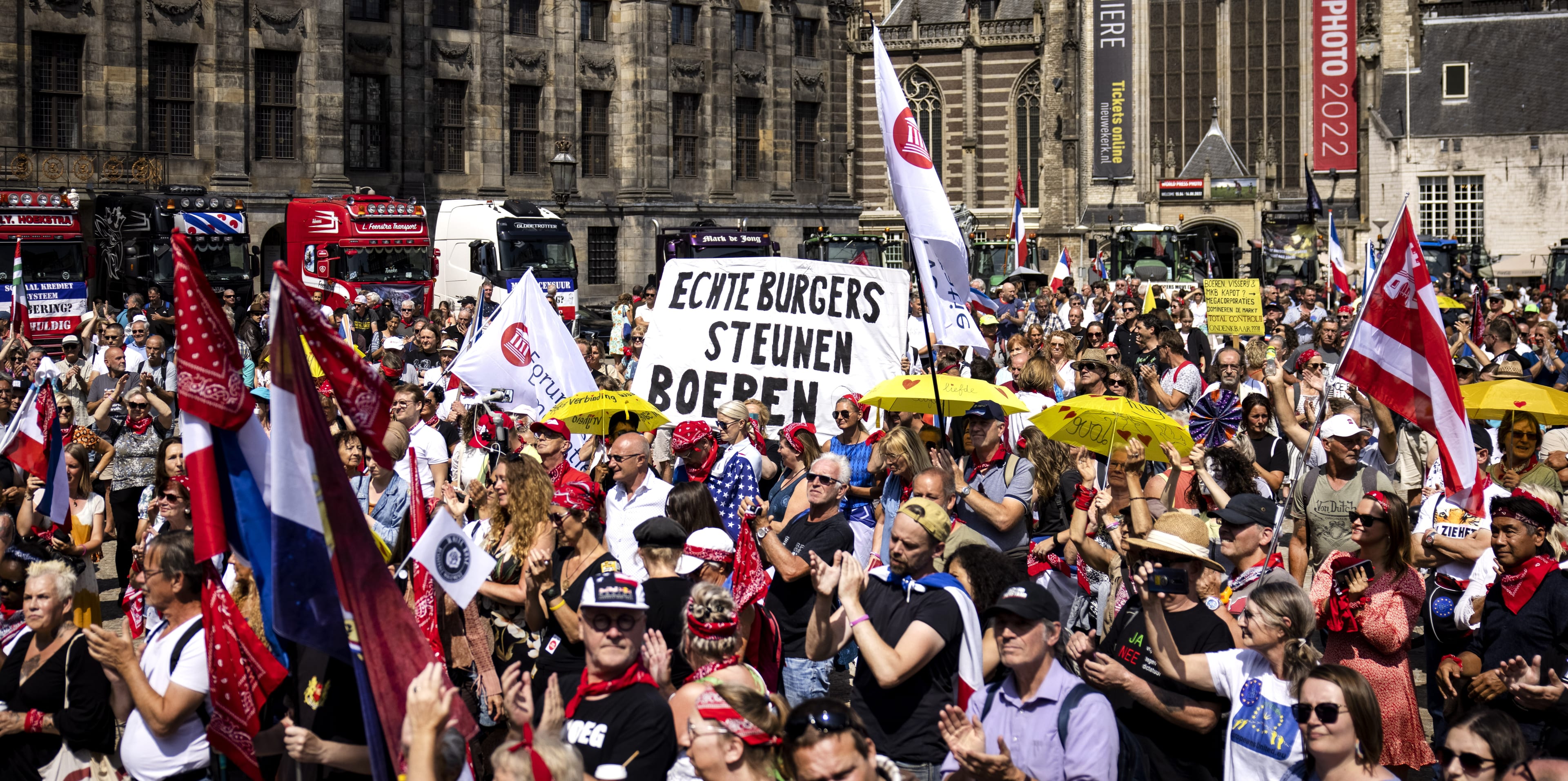 Honderden demonstranten met trekkers en trucks op de Dam