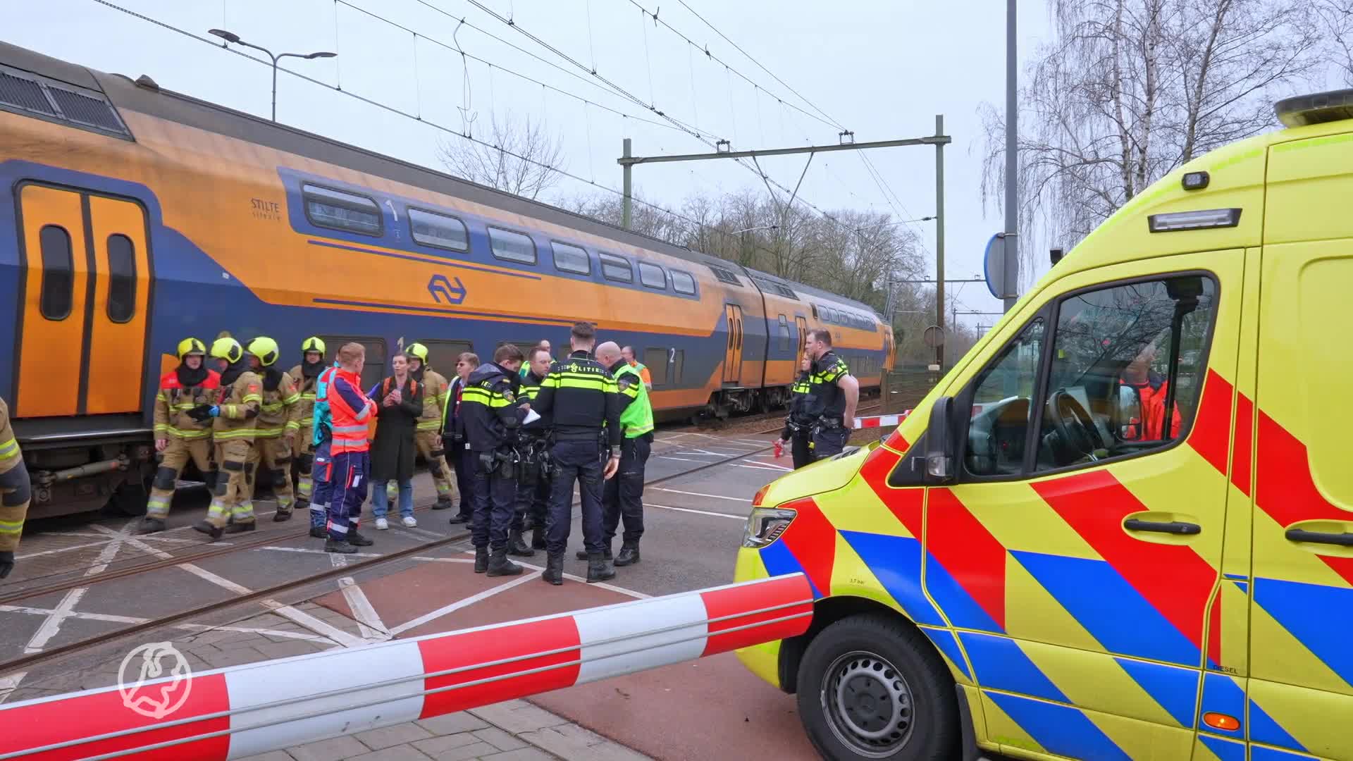 Vrouw (77) uit Den Bosch botst met trein op spoorwegovergang, ernstig gewond naar ziekenhuis