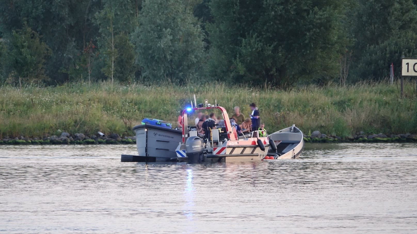 Bootjes botsen op Noordzeekanaal, meerdere mensen te water