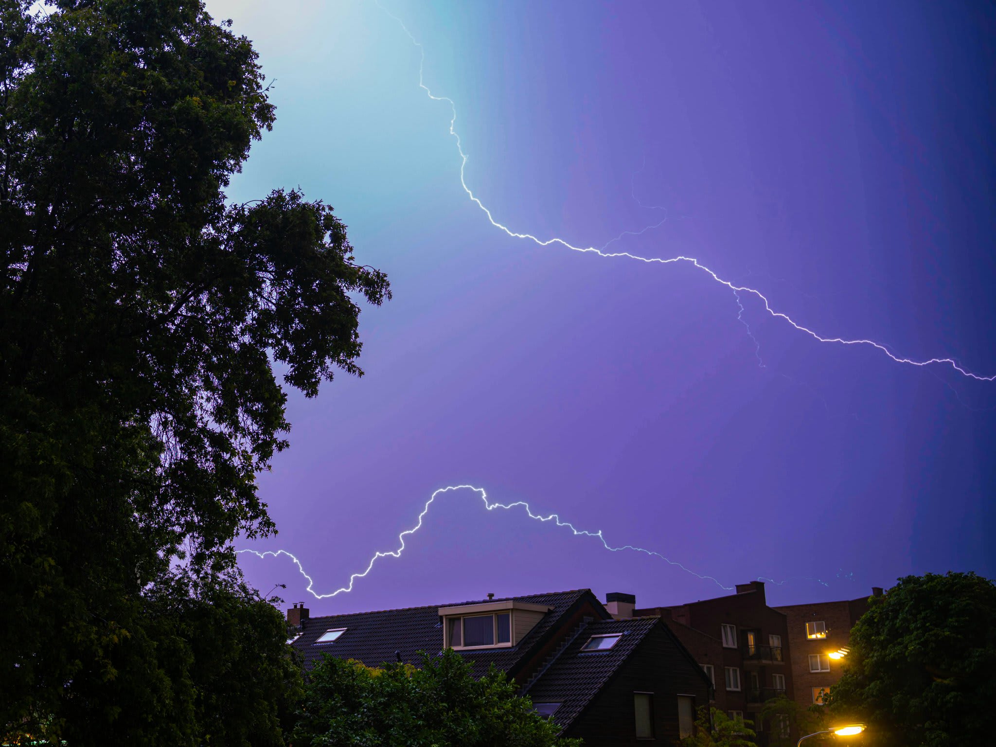 Pittige onweersbuien houden Nederland wakker: 'Holy shit'
