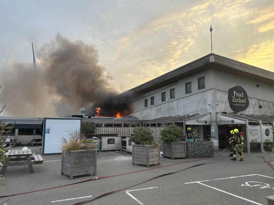 Uitslaande brand bij restaurant op eiland Neeltje Jans