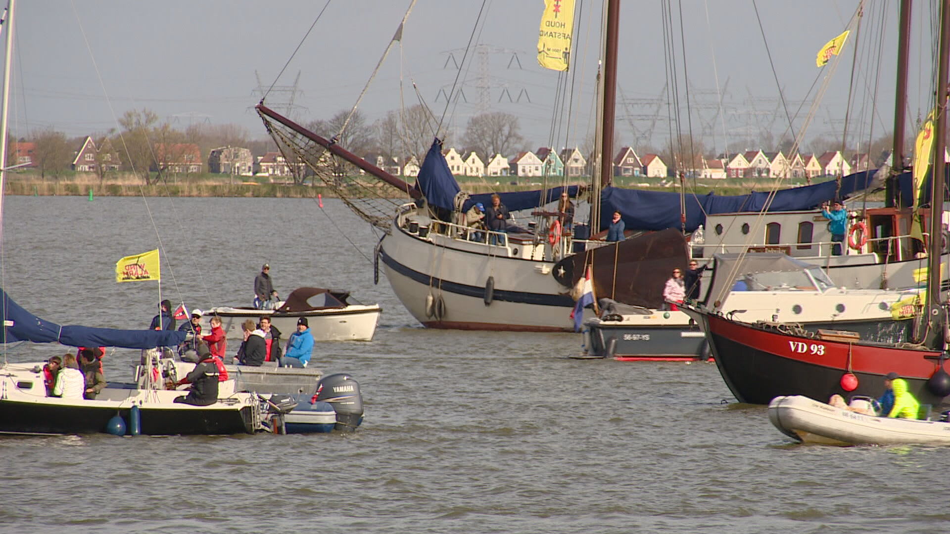 Tientallen boten vormen protest tegen windturbines: 'Weet je wel hoeveel lawaai ze maken?!'