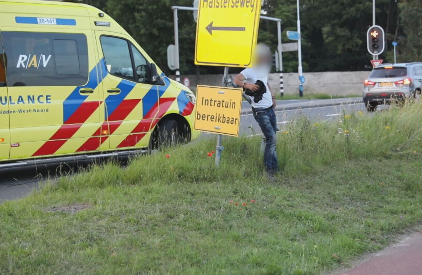 Politie bindt agressieve automobilist vast aan paal na ongeluk