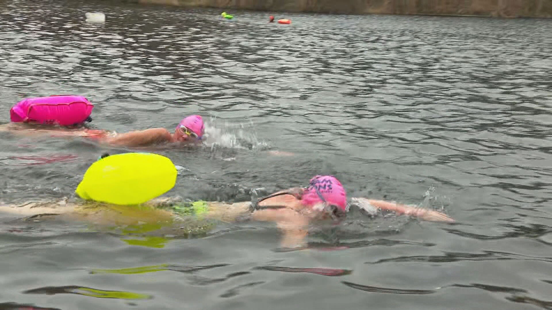 Brrr... Britt traint voor het WK IJszwemmen: 'Water mag maximaal 5 graden zijn'