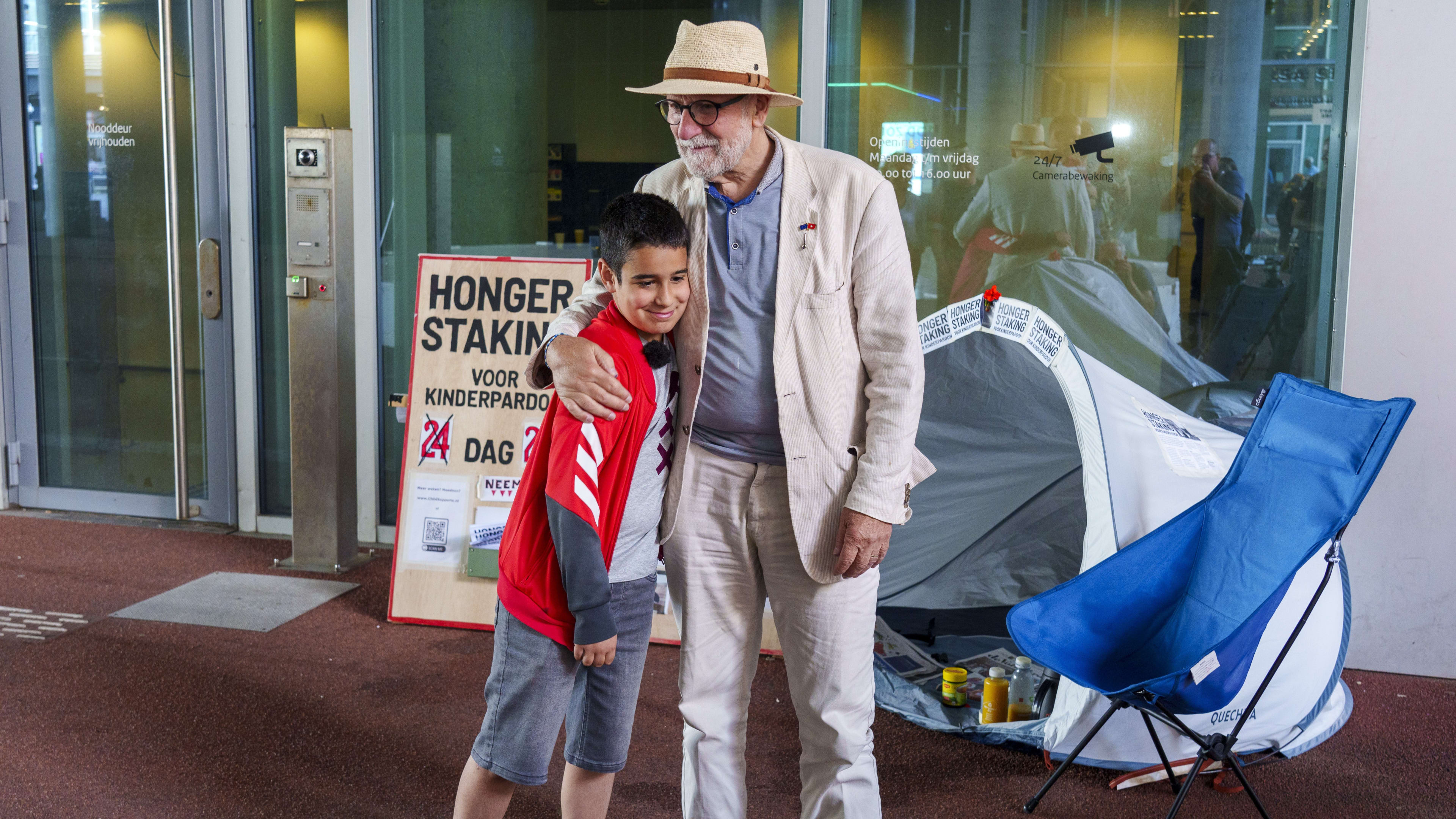 Bijzondere ontmoeting: Mikael (11) ontmoet Eduard (79) in hongerstaking