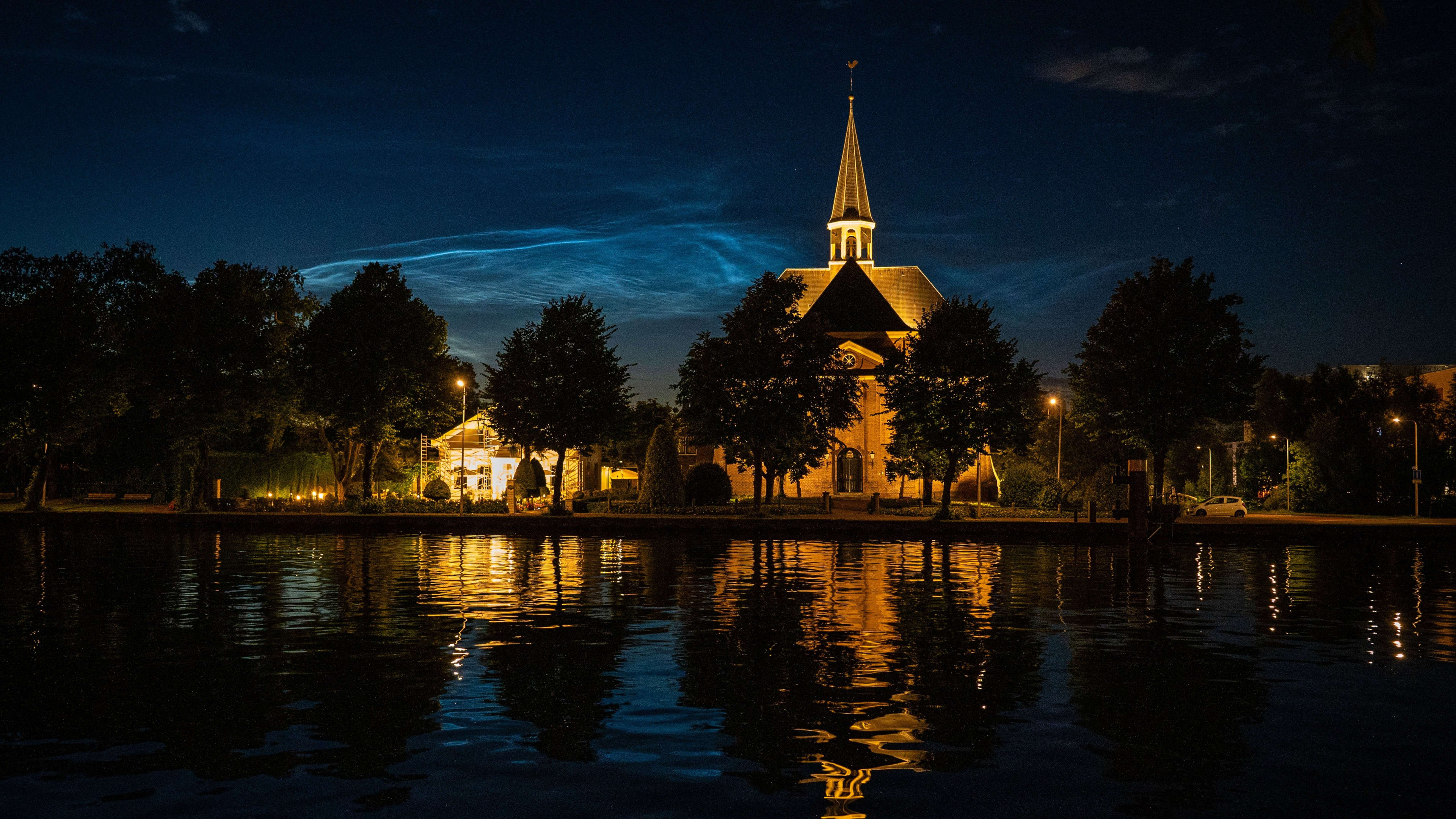 Lichtende nachtwolken schitteren aan de hemel, ook zaterdagnacht weer te zien