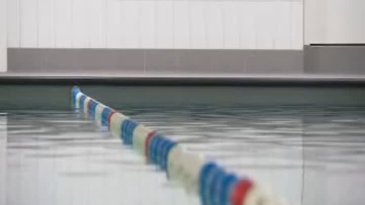 Zwemscholen waarschuwen voor veiligheid jonge kinderen: 'Laat je kind niet alleen bij water'