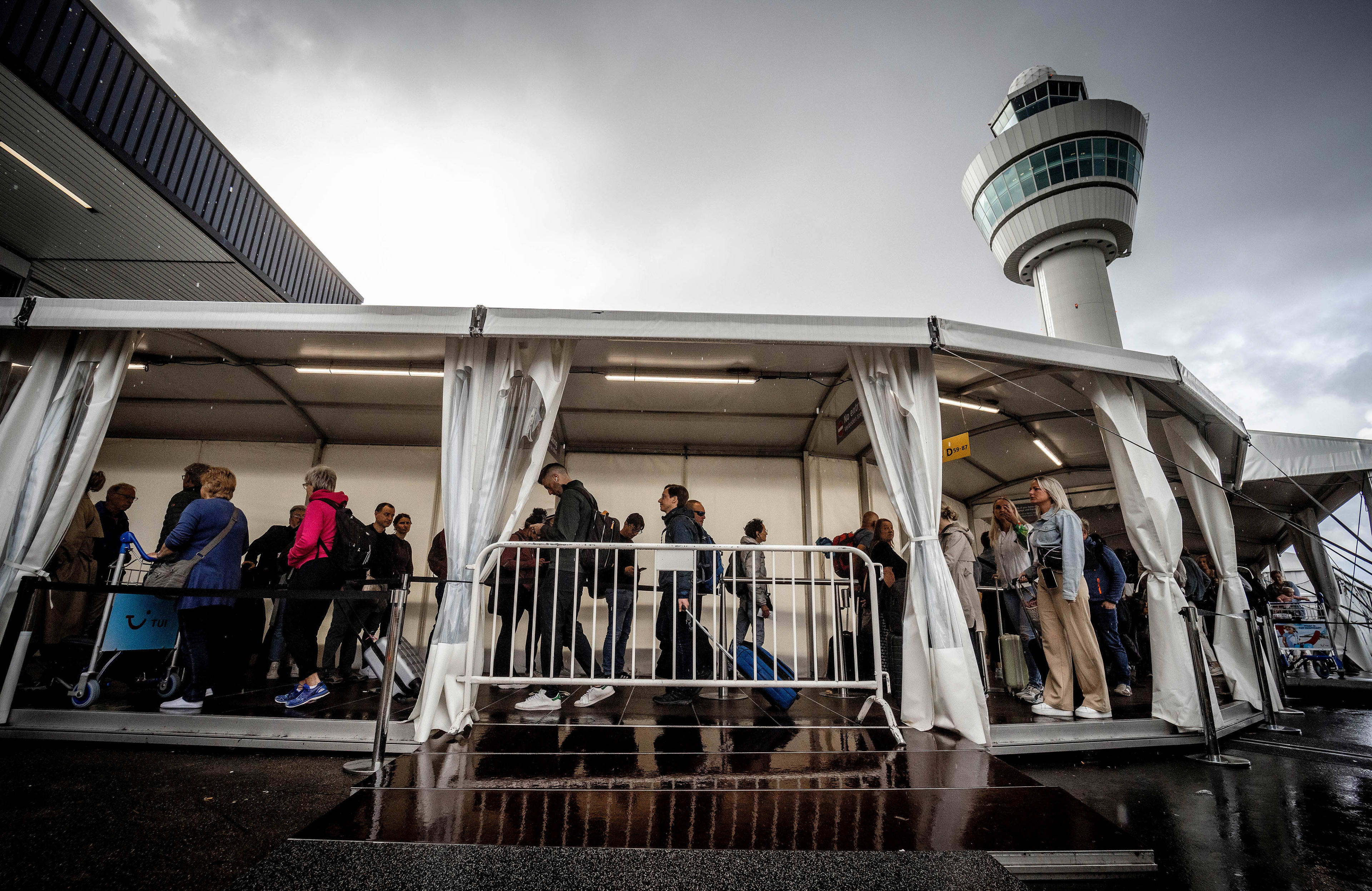 Opnieuw ellenlange rijen op Schiphol, ook buiten onder de overkapping