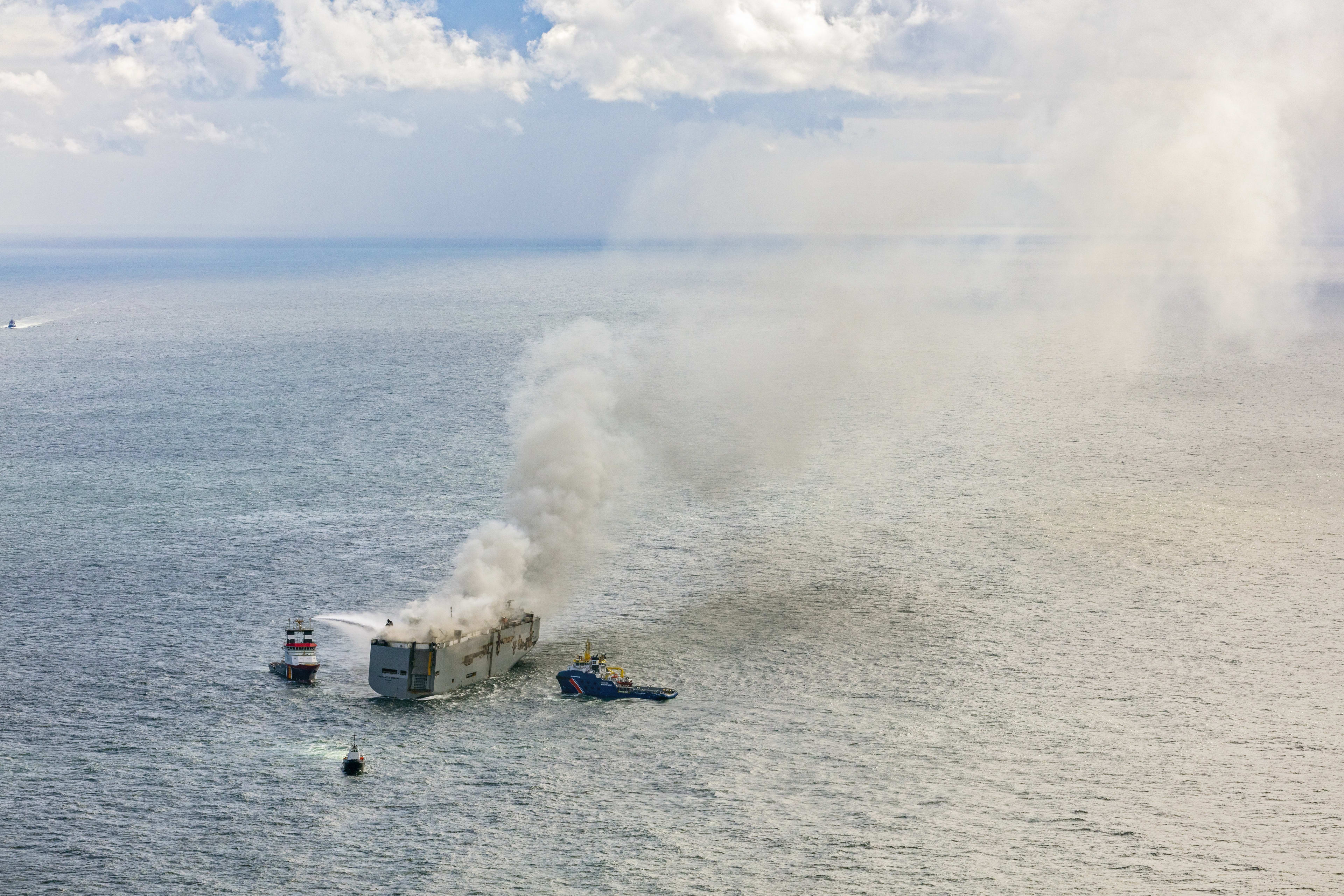 Brandende vrachtschip zal dit weekend vermoedelijk worden versleept