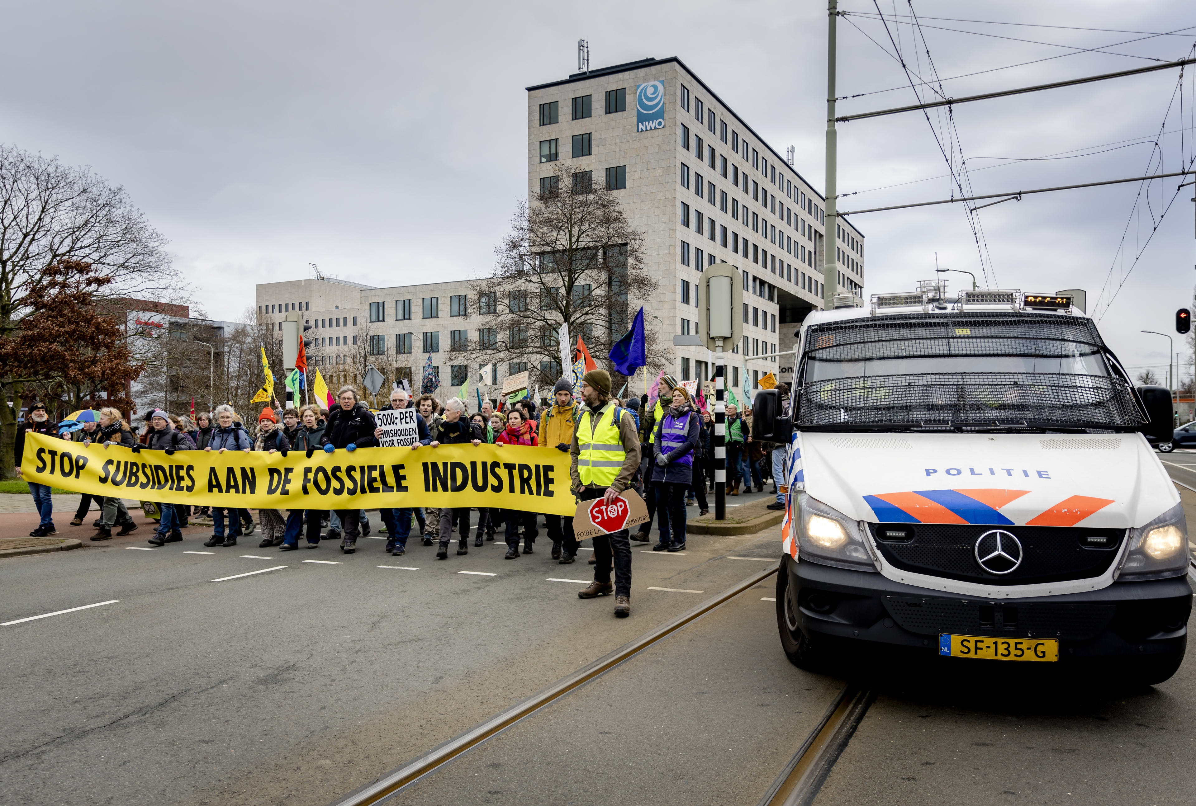 Politie begint met verwijderen demonstranten bij klimaatblokkade A12