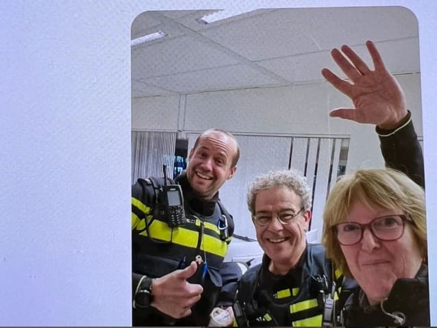 WhatsAppfraudeur appt politie, agent reageert met selfie