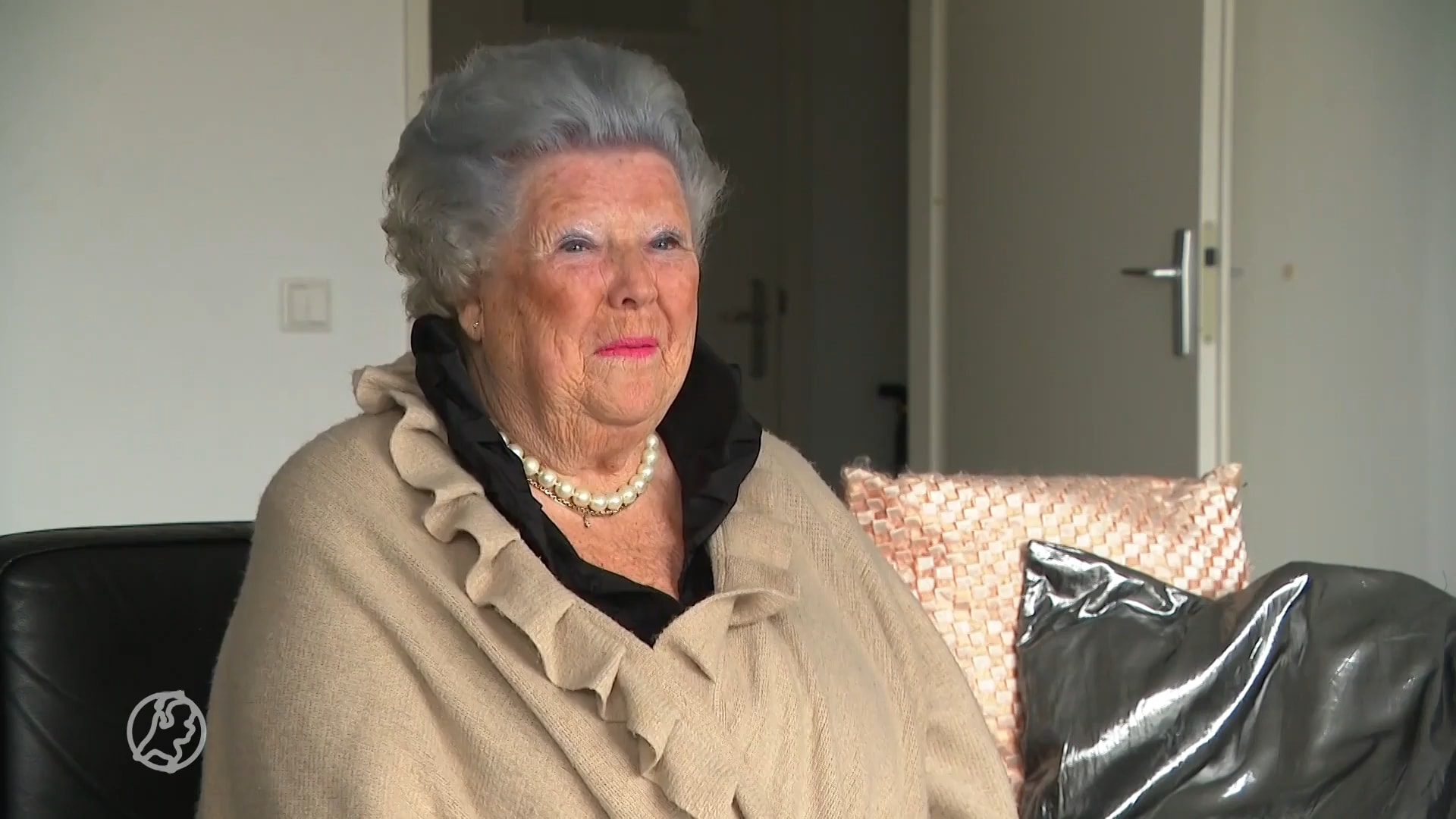 'Dat is toch Beatrix? Waar is de bewaking?' Woerdense Beja lijkt als twee druppels water op prinses