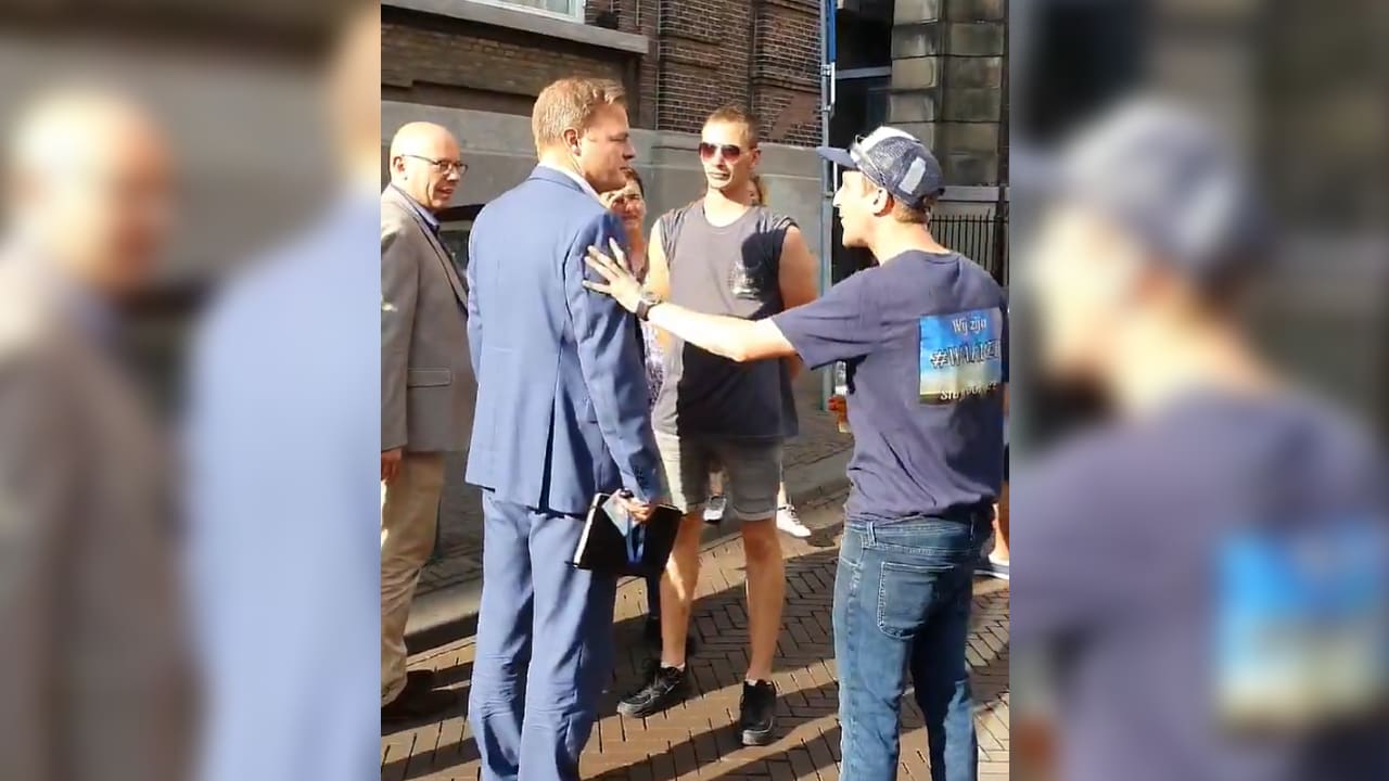 Betogers wachten politici op na demonstraties tegen coronamaatregelen: 'Satanisten, leugenaars!'