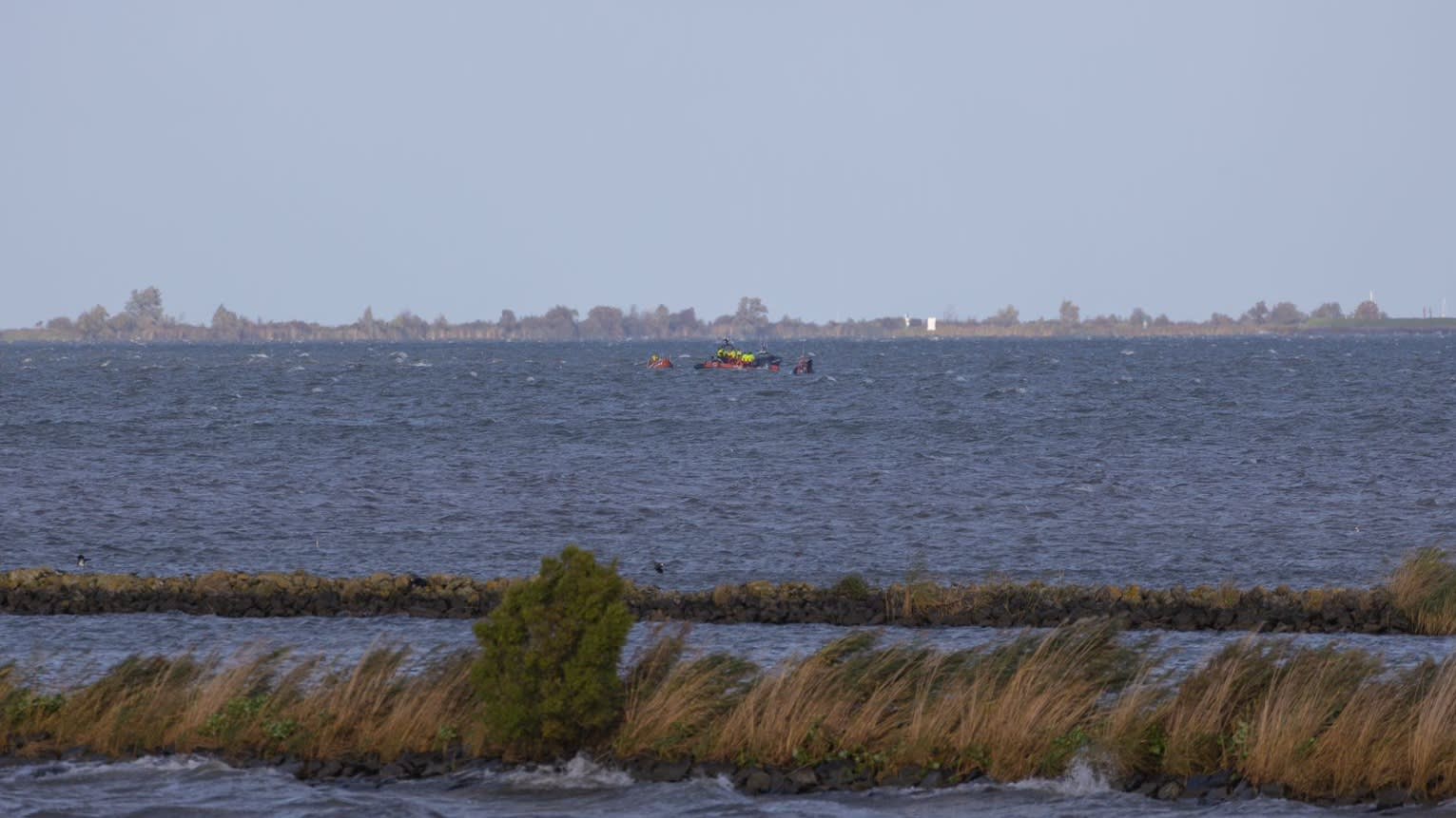 Boot vol kinderen slaat om bij Pampus