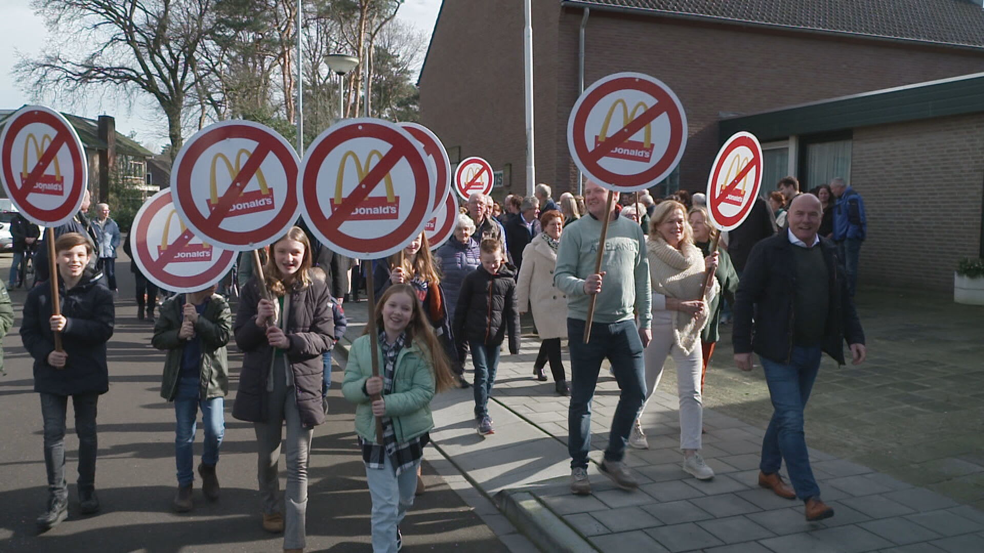 Buurt voert actie tegen McDrive: 'Gaan mensen in zo'n paal om hamburgers schreeuwen'