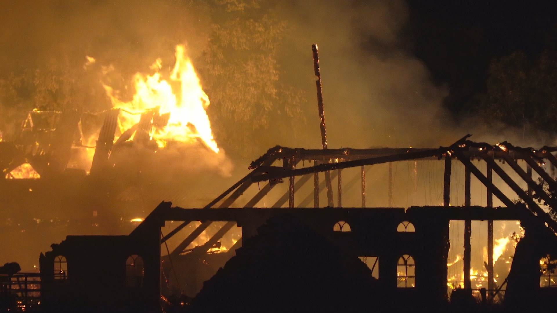 Grote brand legt koeienstal en boerderij in Groningen in de as