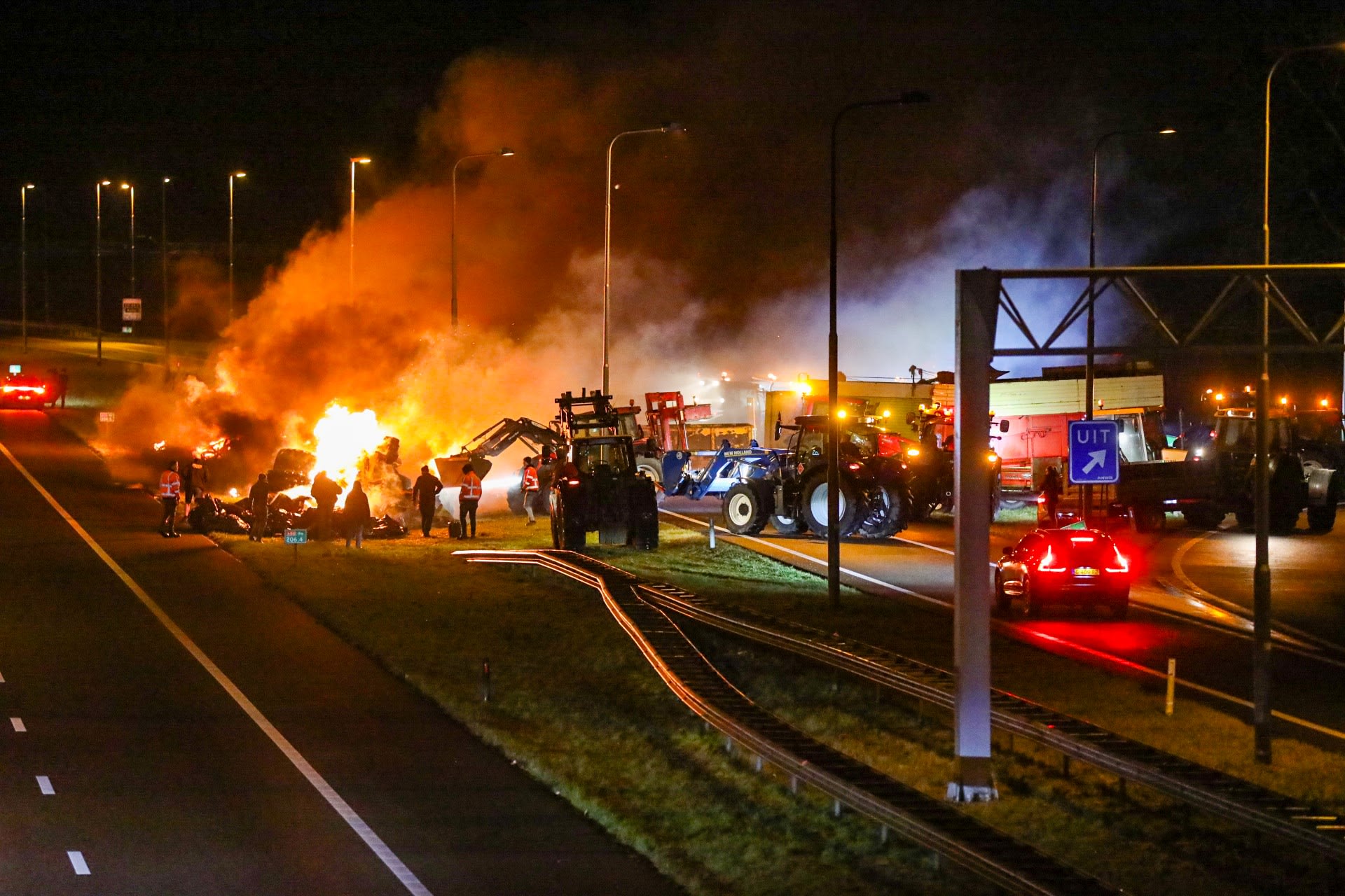 Boeren voeren acties op meerdere snelwegen, A7 bij Purmerend dicht 