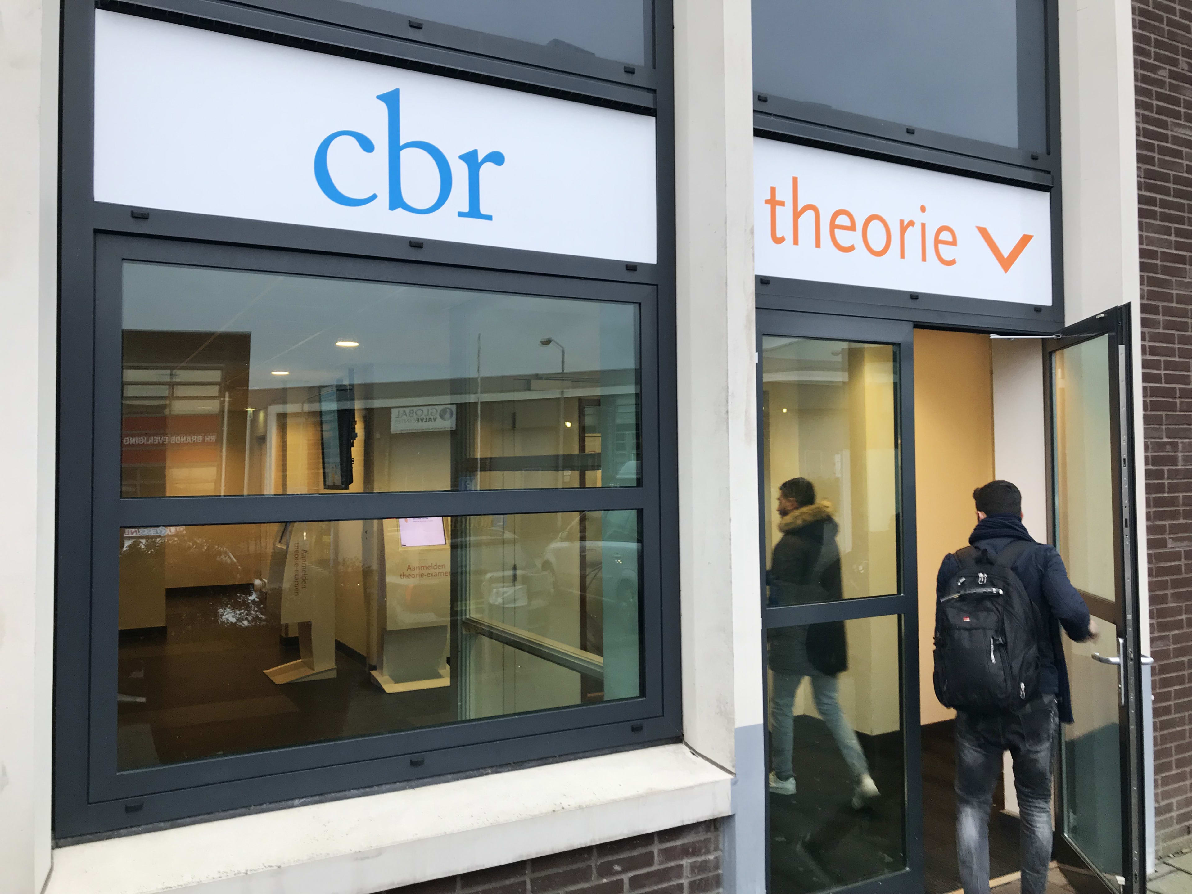 'CBR weet van fraude bij theorie-examens maar doet er niets tegen'