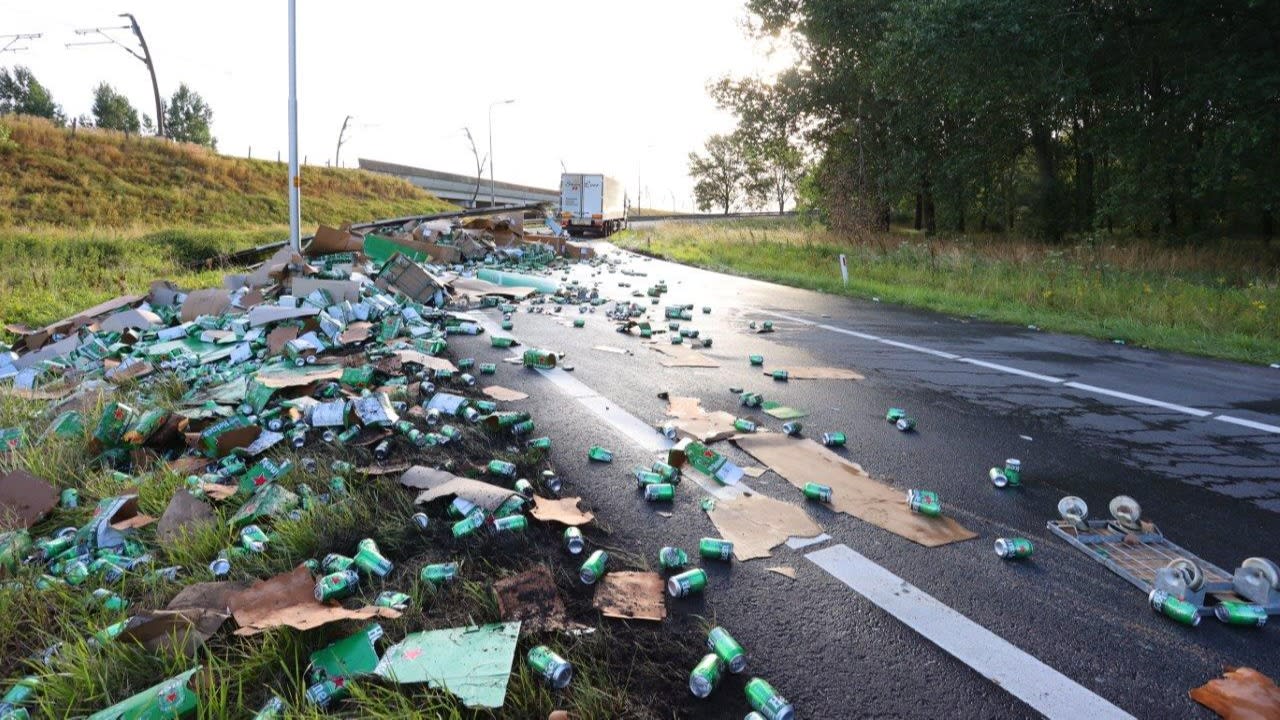 Blik op de weg: vrachtwagen verliest liters bier na crash op A2