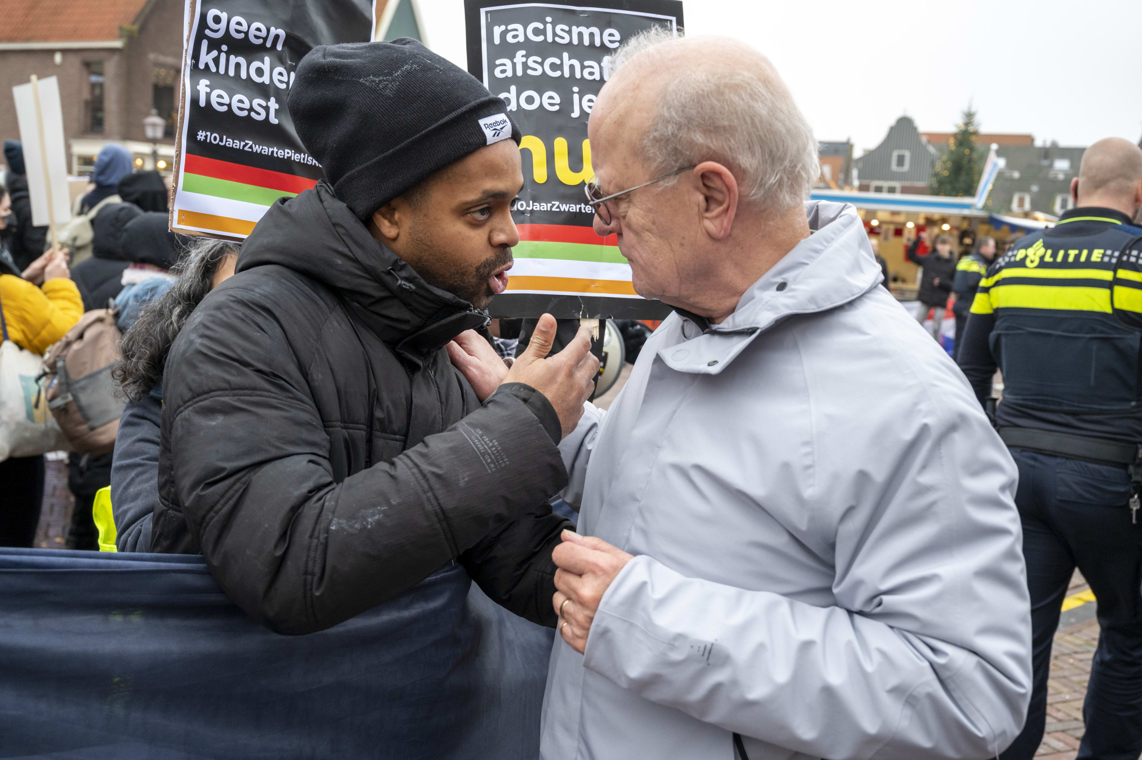 Actievoerders demonstreren tegen Zwarte Piet in stadhuis Venlo