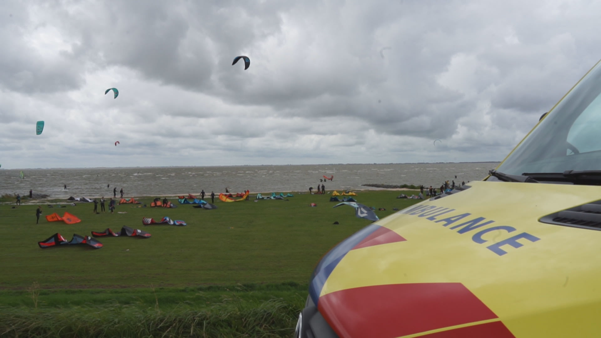 Kitesurfer botst tegen schuur in Schellinkhout, traumahelikopter ingezet