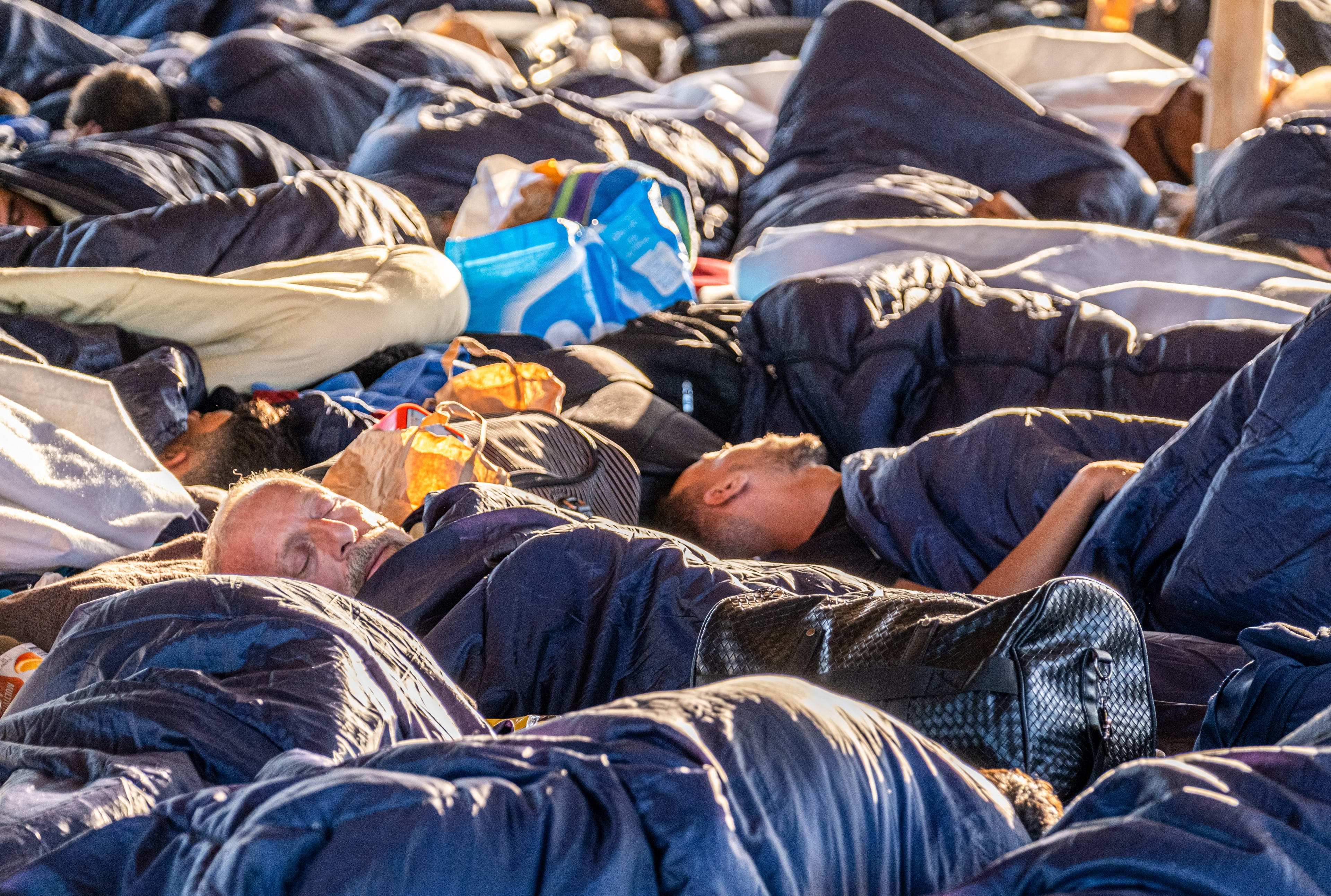 Opnieuw niet genoeg bedden in Ter Apel: asielzoekers sliepen in wachtruimte
