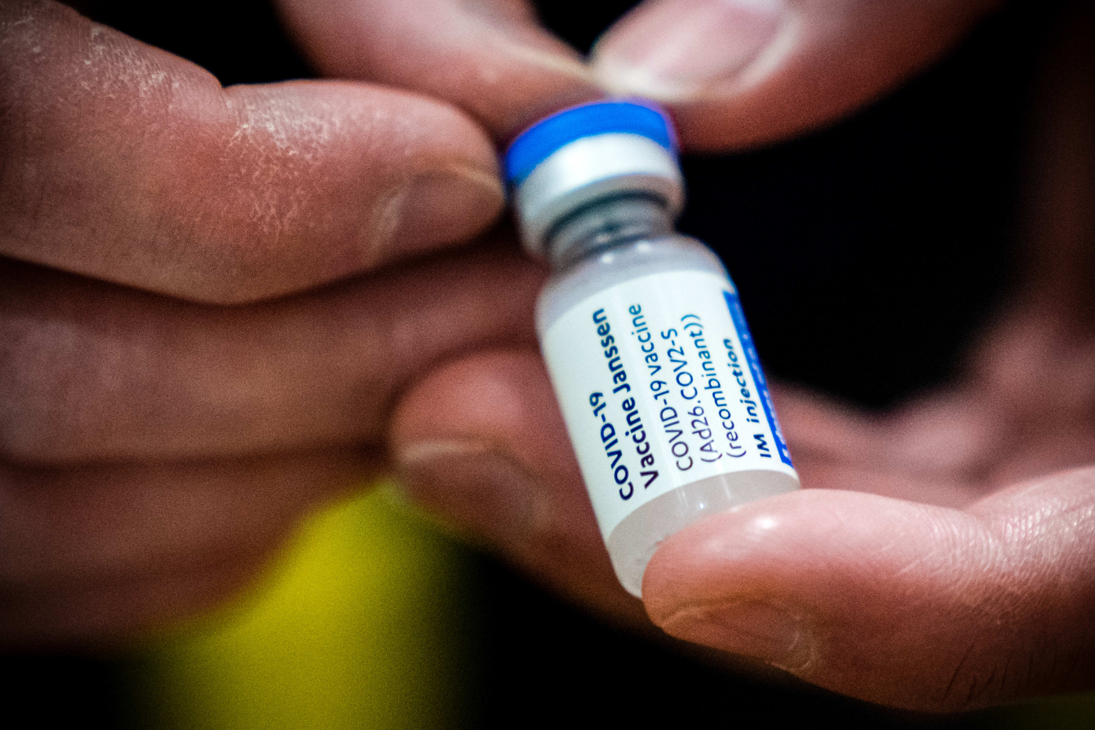 Nederland prikt niet met Janssen-vaccin tot er meer duidelijk is over bijwerkingen