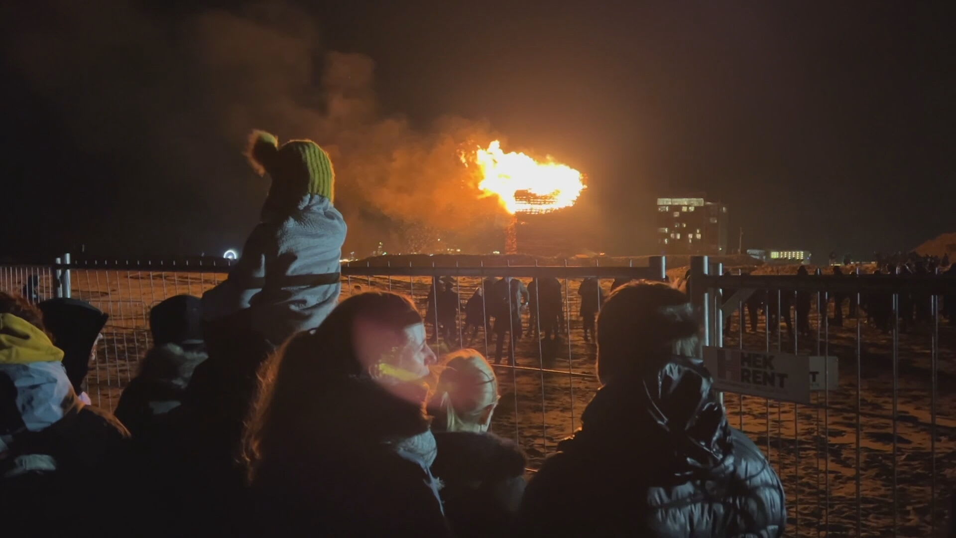 Mooie beelden: in Scheveningen en Duindorp branden vreugdevuren al