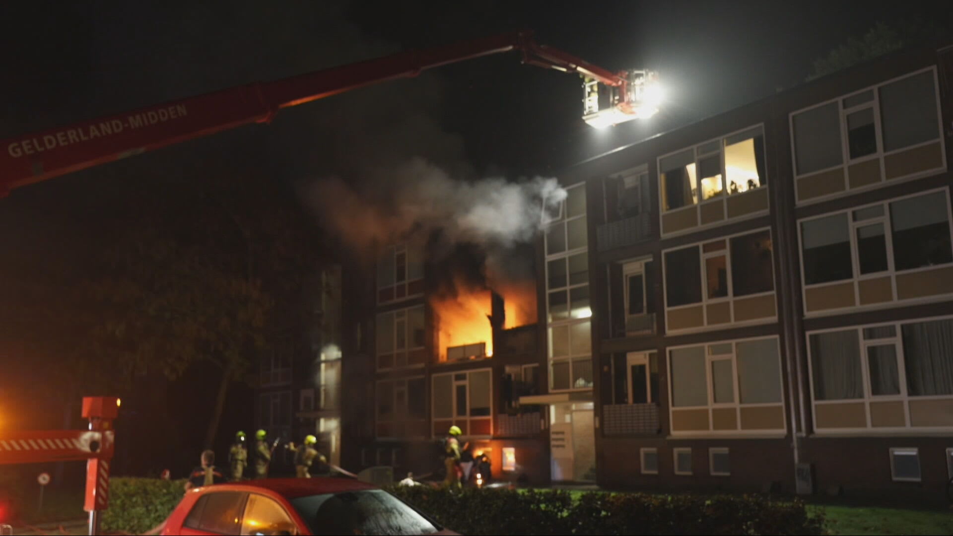 Dode bij woningbrand in Ede, 24 huizen ontruimd