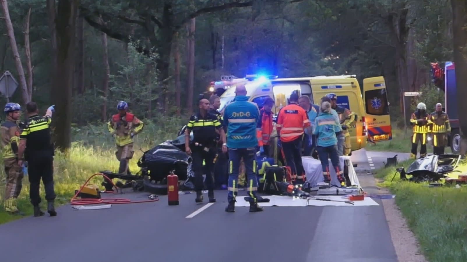 Jonge bestuurder overlijdt na harde botsing tegen boom