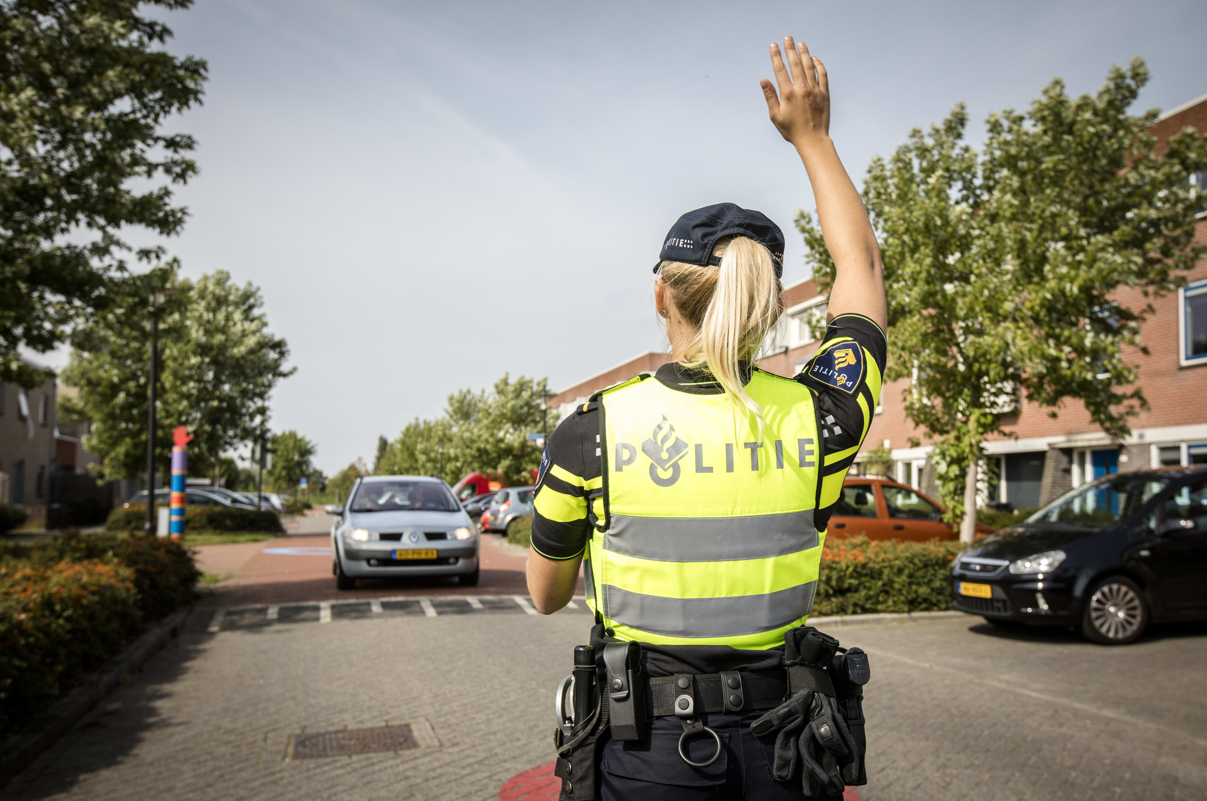 Politie Tilburg vindt harddrugs en veel cash in verborgen ruimte in auto