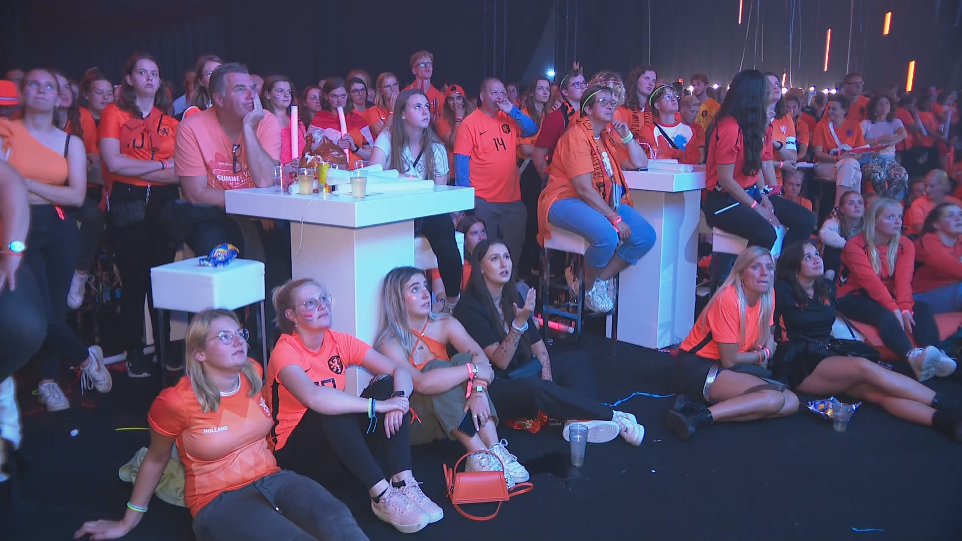 Leeuwinnen spelen gelijk tegen VS, honderden fans trokken nacht door om wedstrijd te zien