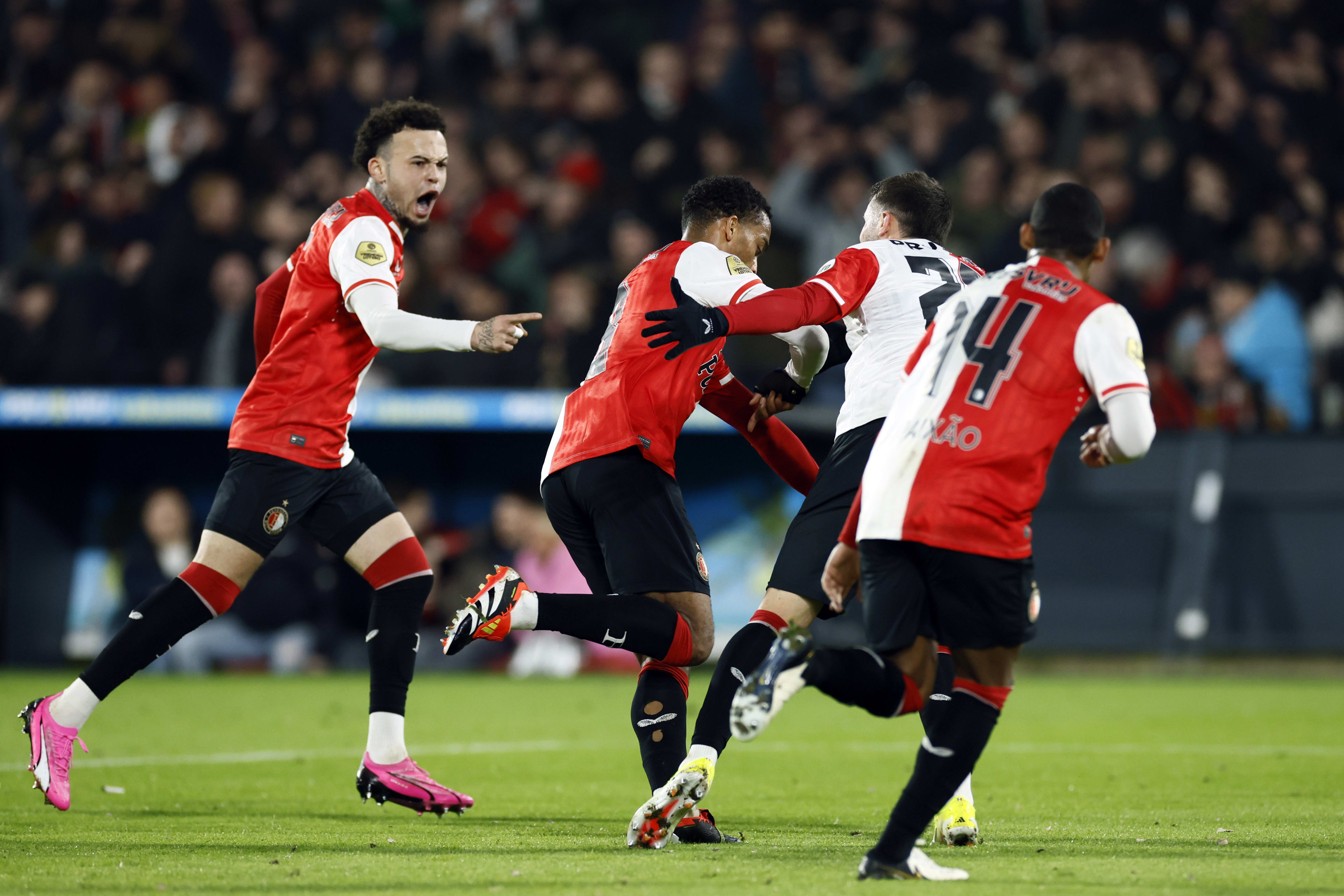 Feyenoord knikkert ‘onverslaanbaar’ PSV uit beker