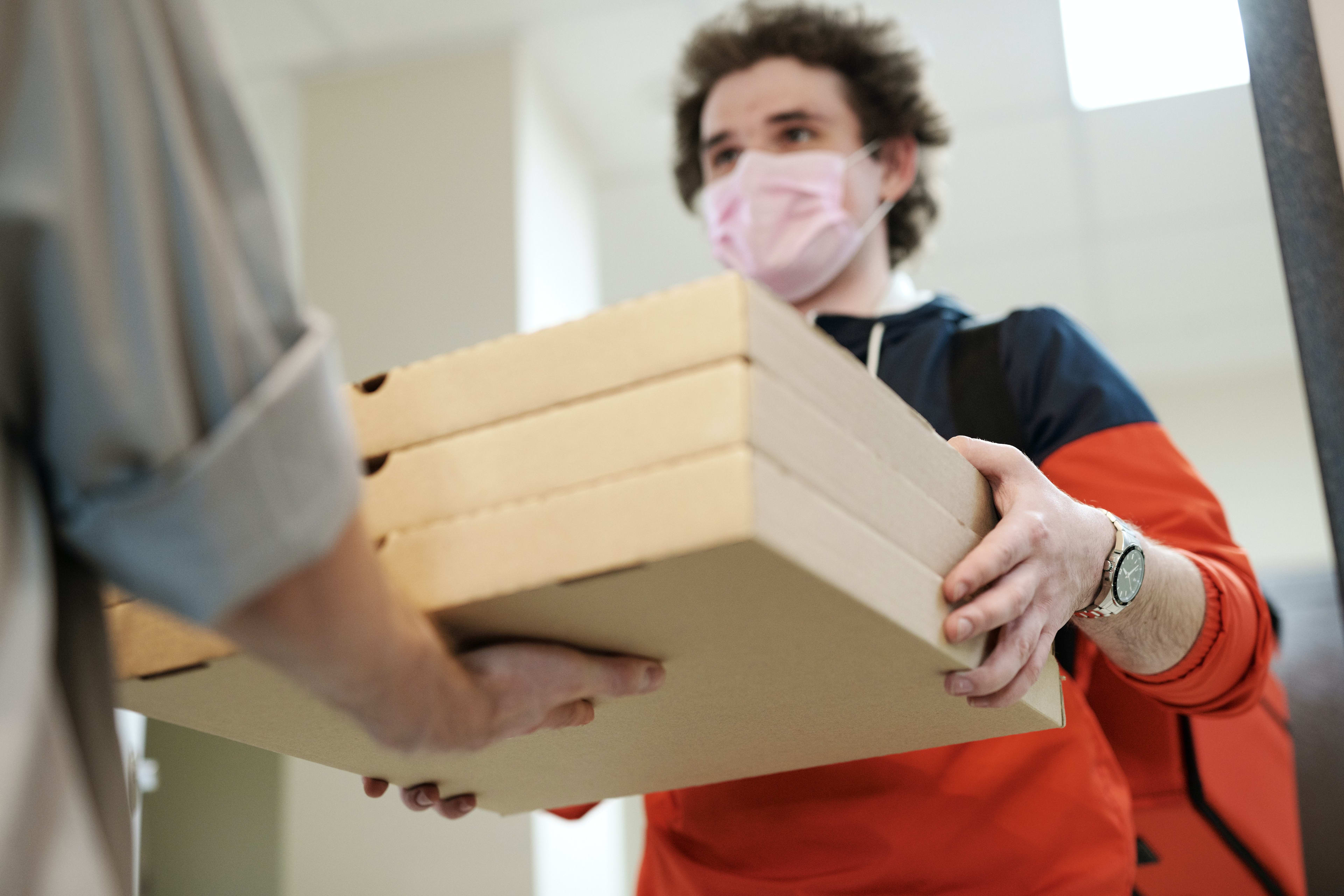 Drie maanden cel geëist tegen vrouwen voor aanranding van pizzabezorger (17)