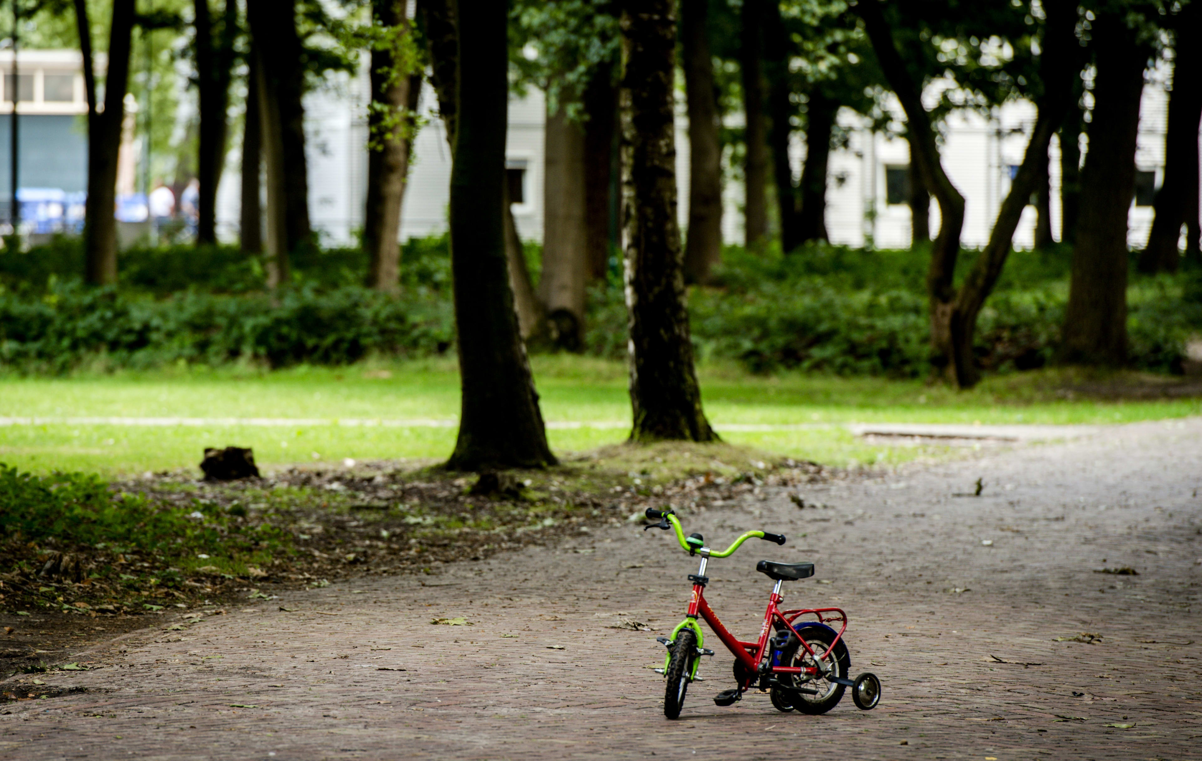 Politie waarschuwt voor verlaten kinderfietsjes en schakelt ouders in: 'Ruim je speelgoed op'