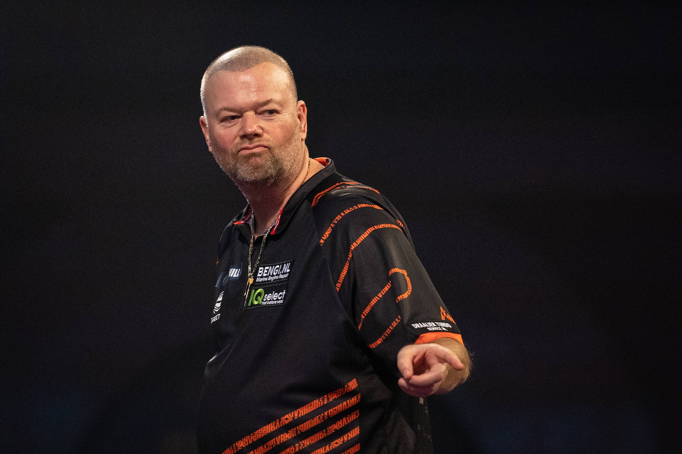 Raymond van Barneveld vraagt vriendin ten huwelijk in Parijs