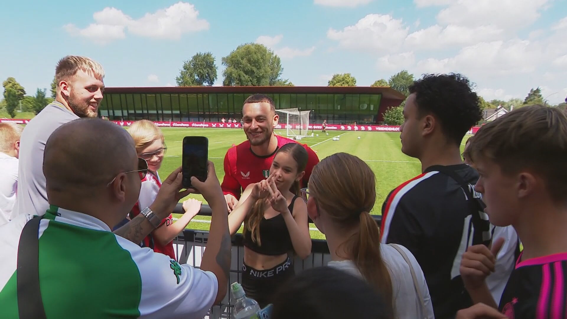 Luid applaus voor Feyenoord bij eerste training: 'Goede kans om weer eerste te worden' 