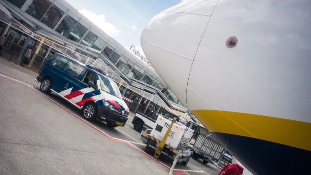 Passagier misdraagt zich: rookt in vliegtuig en busje marechaussee