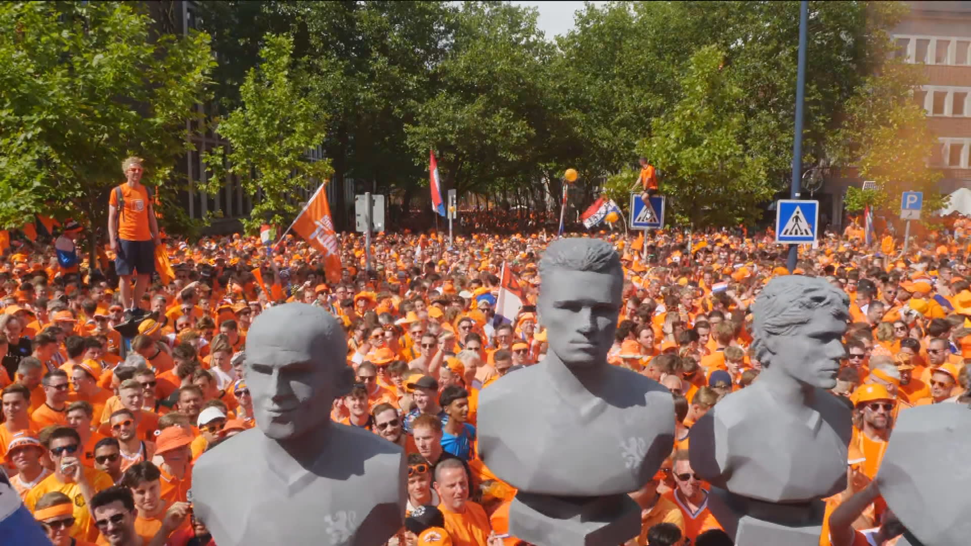 Oranjemars naar stadion in Dortmund van start met tienduizenden fans