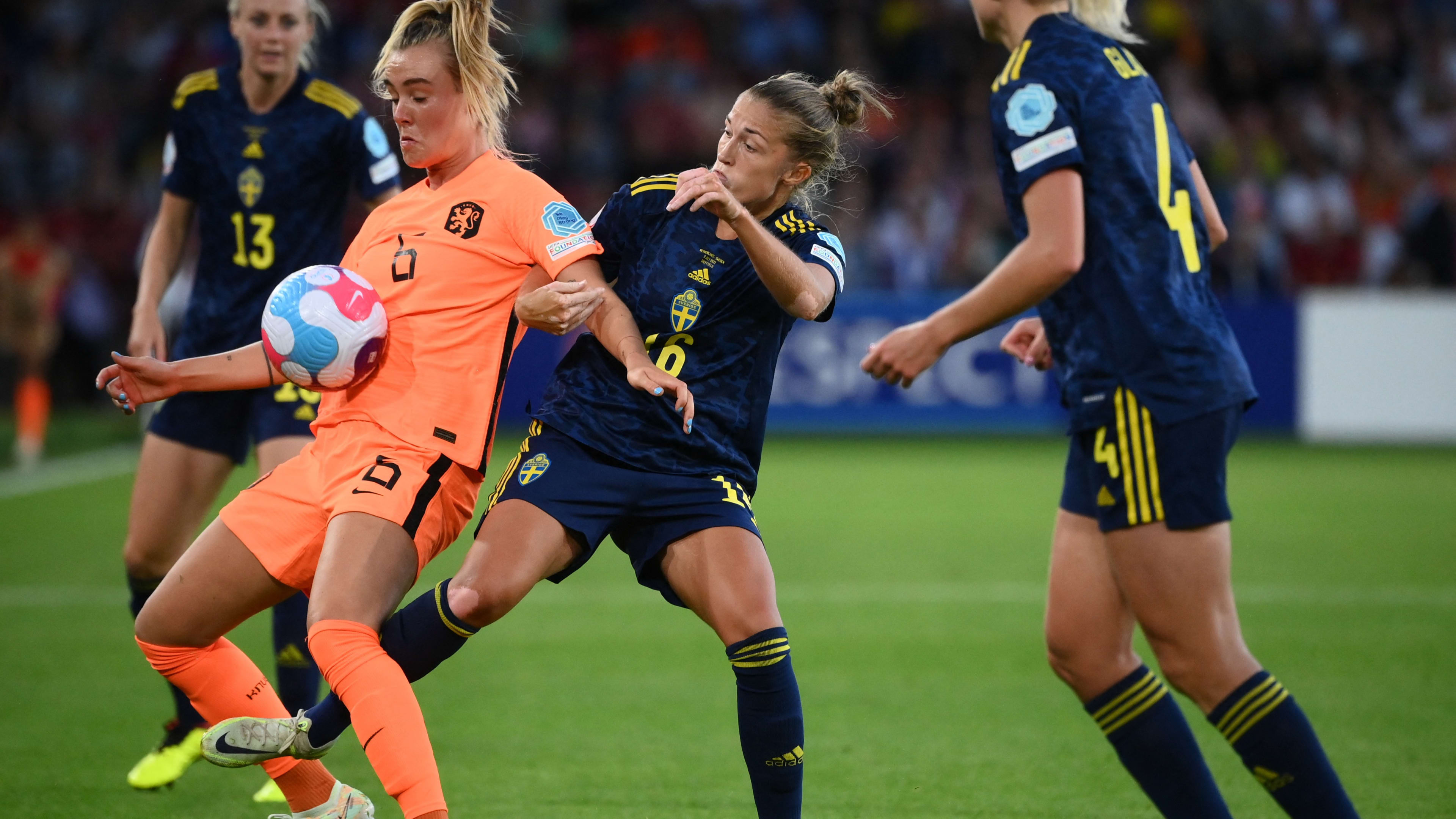 Oranje Leeuwinnen beginnen EK voetbal met gelijkspel tegen Zweden