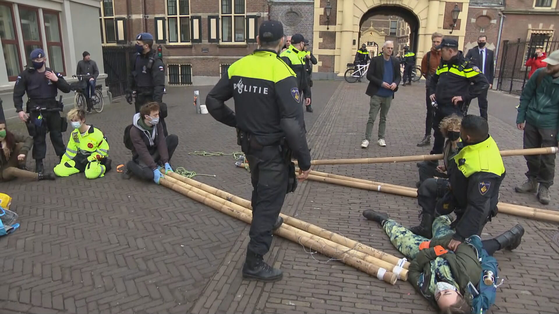 Extinction Rebellion met bamboestokken naar het Binnenhof