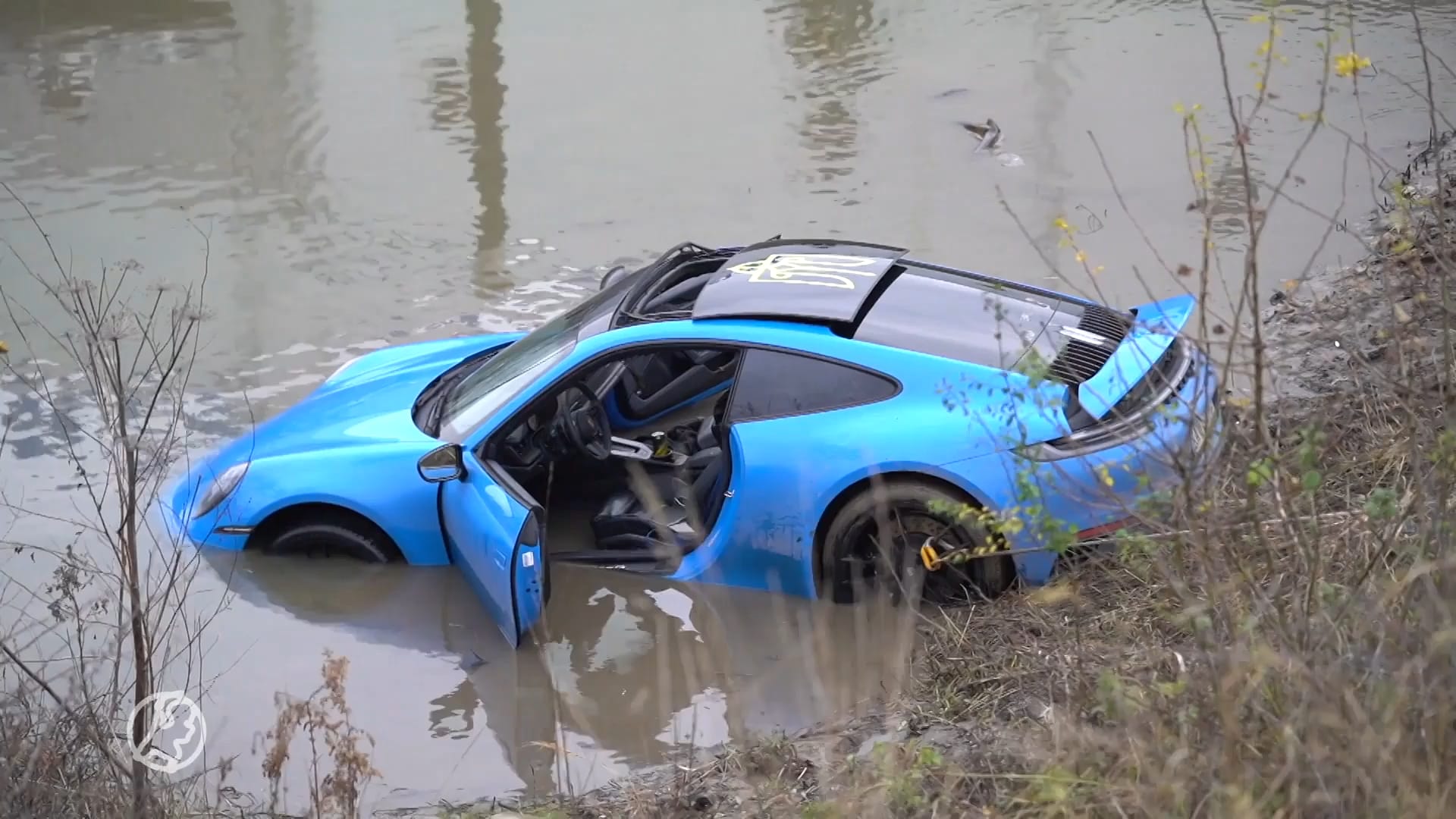 Porsche belandt in het water na ontploffing achter het stuur