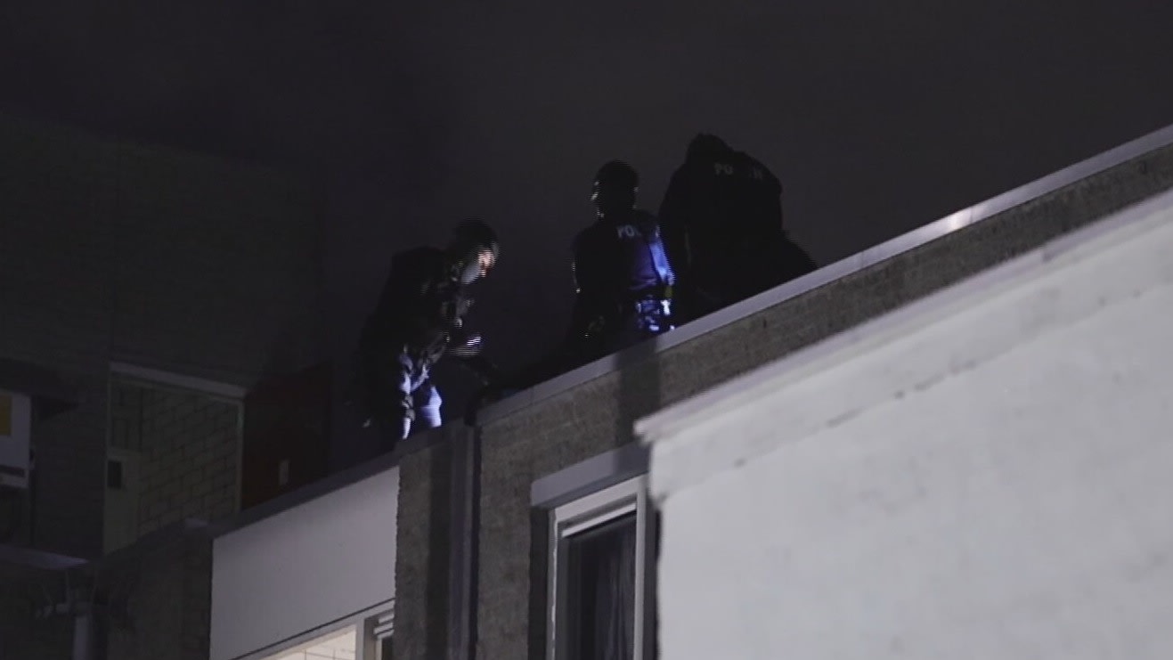 Politie redt verwarde man van hoge flat na mislukken onderhandeling