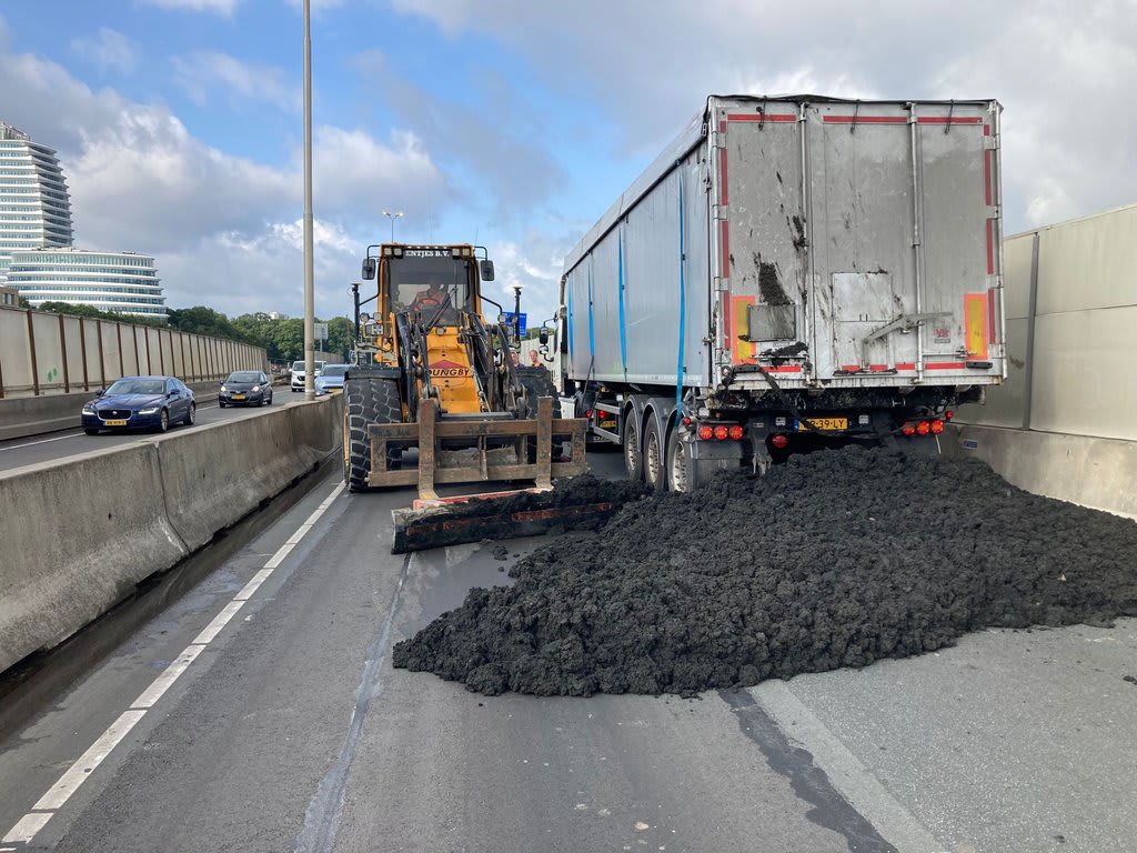 Wat een bagger! Autoweg urenlang dicht om afgevallen lading