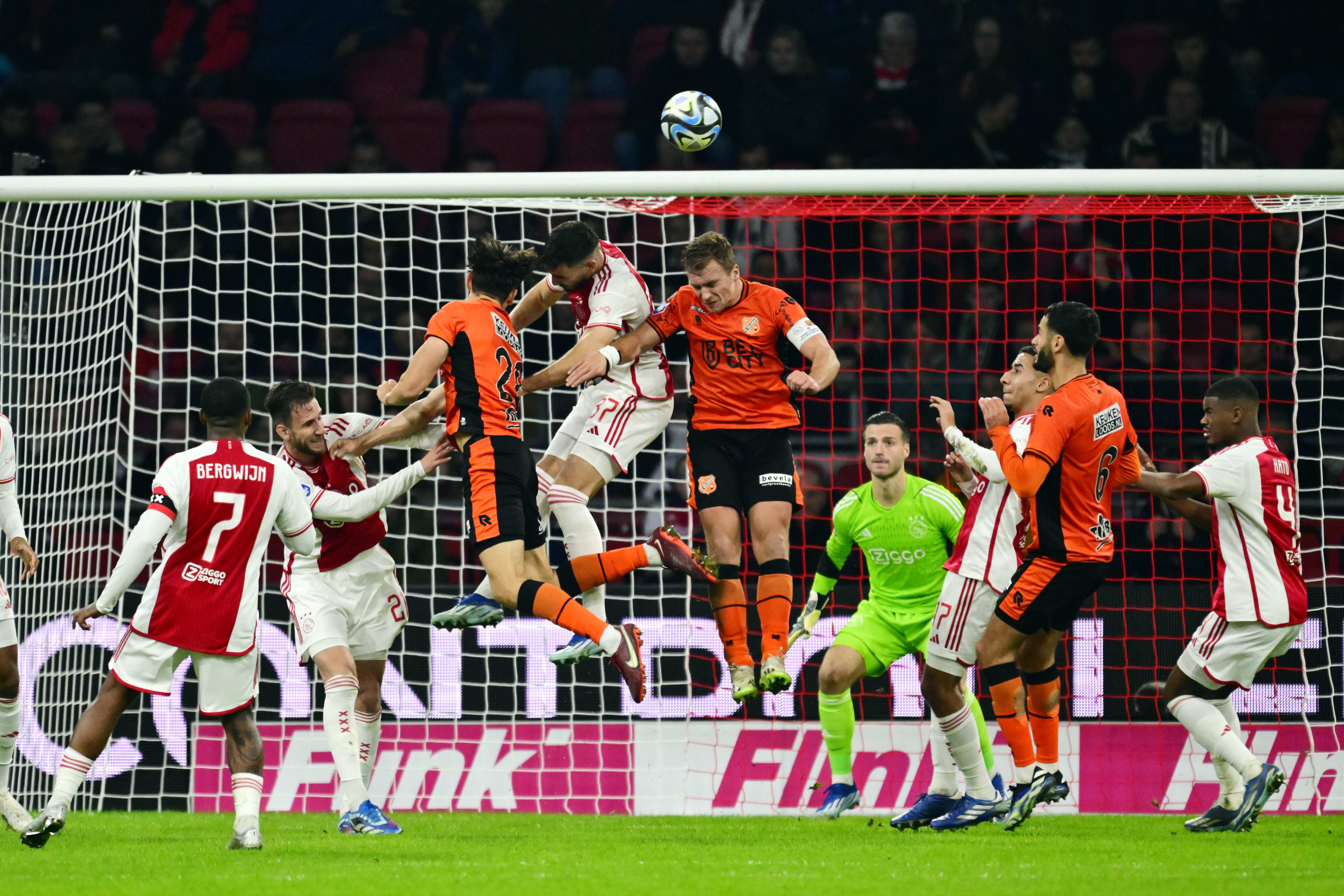 Ajax verslaat FC Volendam (2-0) en verlaat laatste plaats in Eredivisie