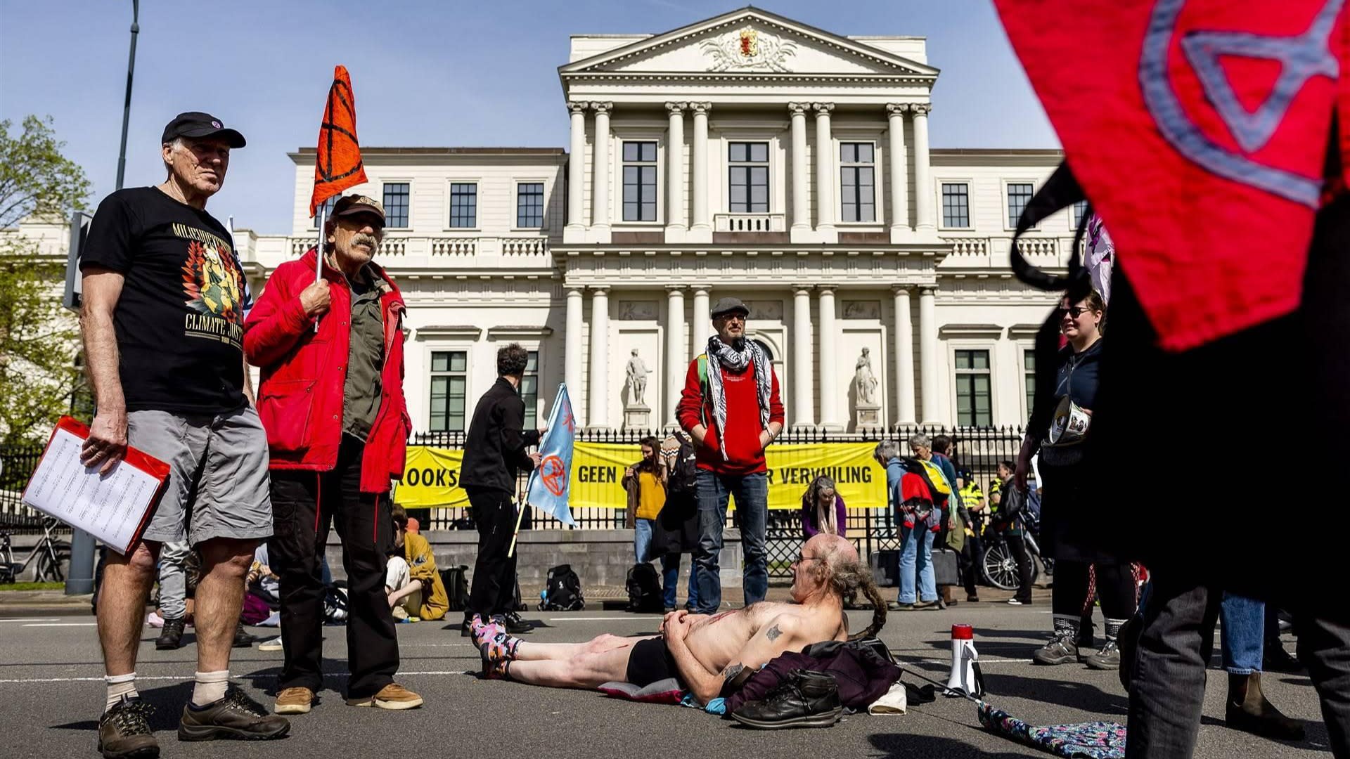 Politie beëindigt XR-demonstratie Haarlem tegen Tata Steel