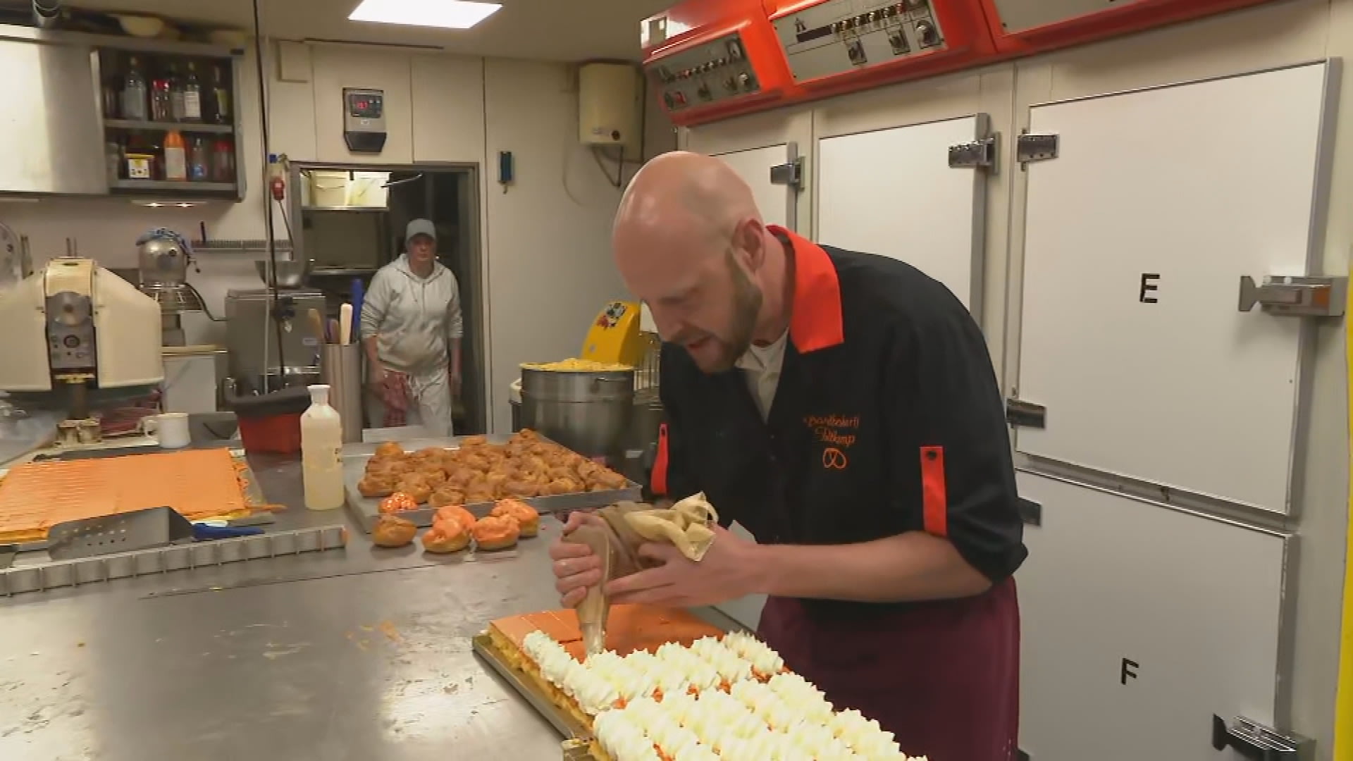 Bakkers bakken hele nacht door om duizenden Oranjetompoezen te maken
