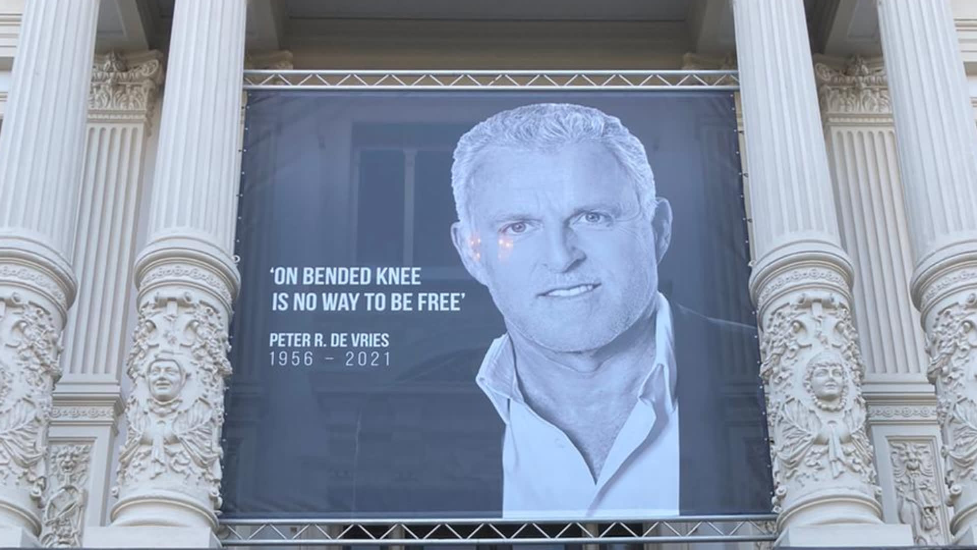 Peter R. de Vries wordt geëerd met monument op het Leidseplein